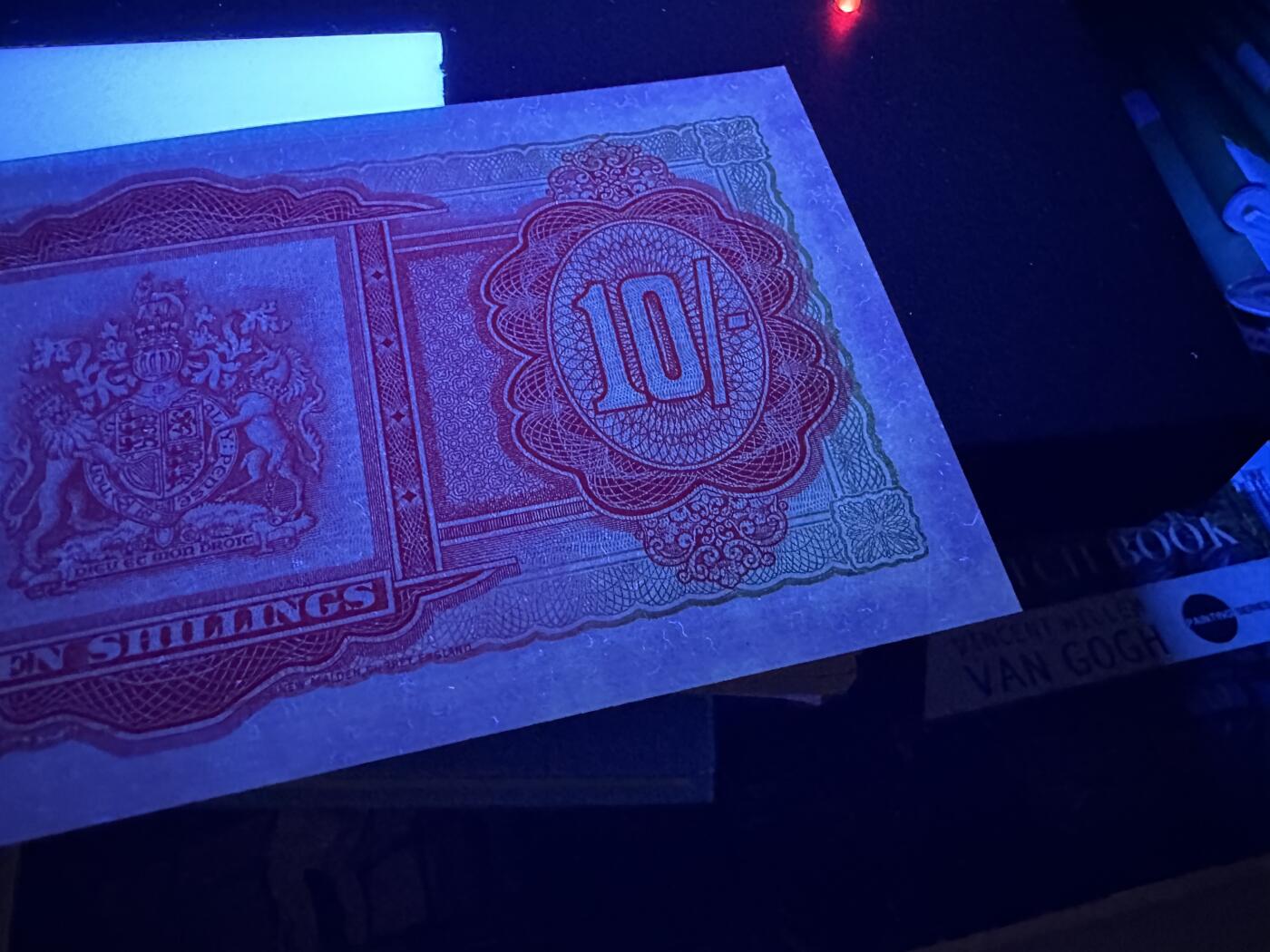 《外钞收藏家》第三百八十五期 1957年百慕大10先令 UNC- 中间疑似有问题