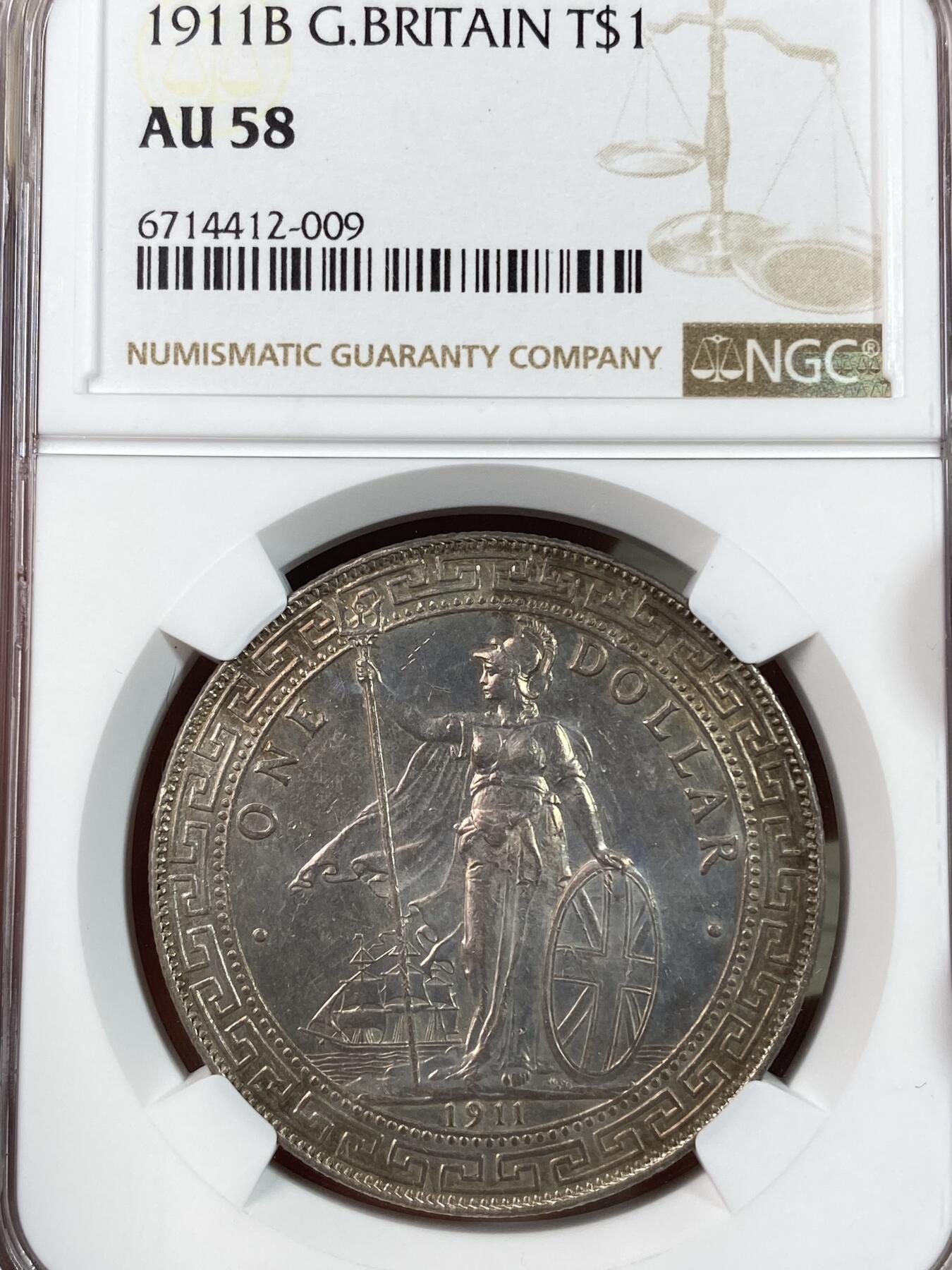 万国钱币拍卖第028期（花前月下●同享良章美币） NGC AU58 1911年英属站洋1元 彩虹包浆异常鲜艳可人，有明显骑字特征。