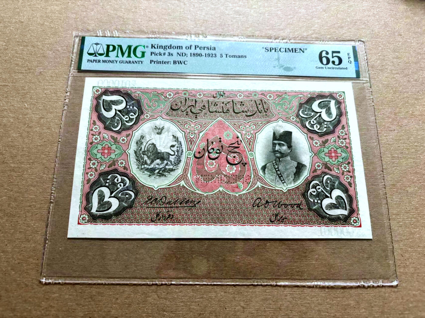 【Blue Auction】✨世界纸币精拍第500期盛典——白金之夜🔥🔥🔥 P-【珍品 仅1张更高分p3s第一套样钞 带签名 无大孔和红字 主图完整】波斯帝国 1890-1923年5Tomans(当时与金币币值挂钩）票幅大 视觉效果更震撼 小花的底纹设计更精美 让人悦目 BWC出品雕刻精美 狮子拿大刀 国王纳赛尔丁·沙 是恺加王朝在位时间最长的君主 实钞存世都是烂品居多影响欣赏 该面值样钞能达到如此绝的品相也是凤毛麟角 非常值得收藏的一张 历史价值很高