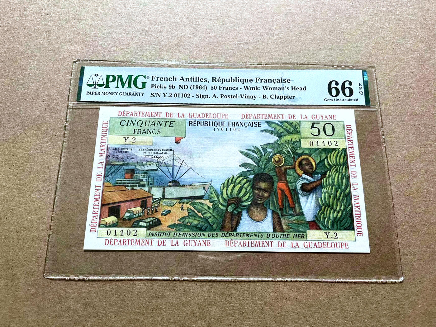 【Blue Auction】✨世界纸币精拍第500期盛典——白金之夜🔥🔥🔥 F-【无47】法属安的列斯 1964年50法郎 扛香蕉 色彩艳丽 风景唯美 PMG66EPQ 