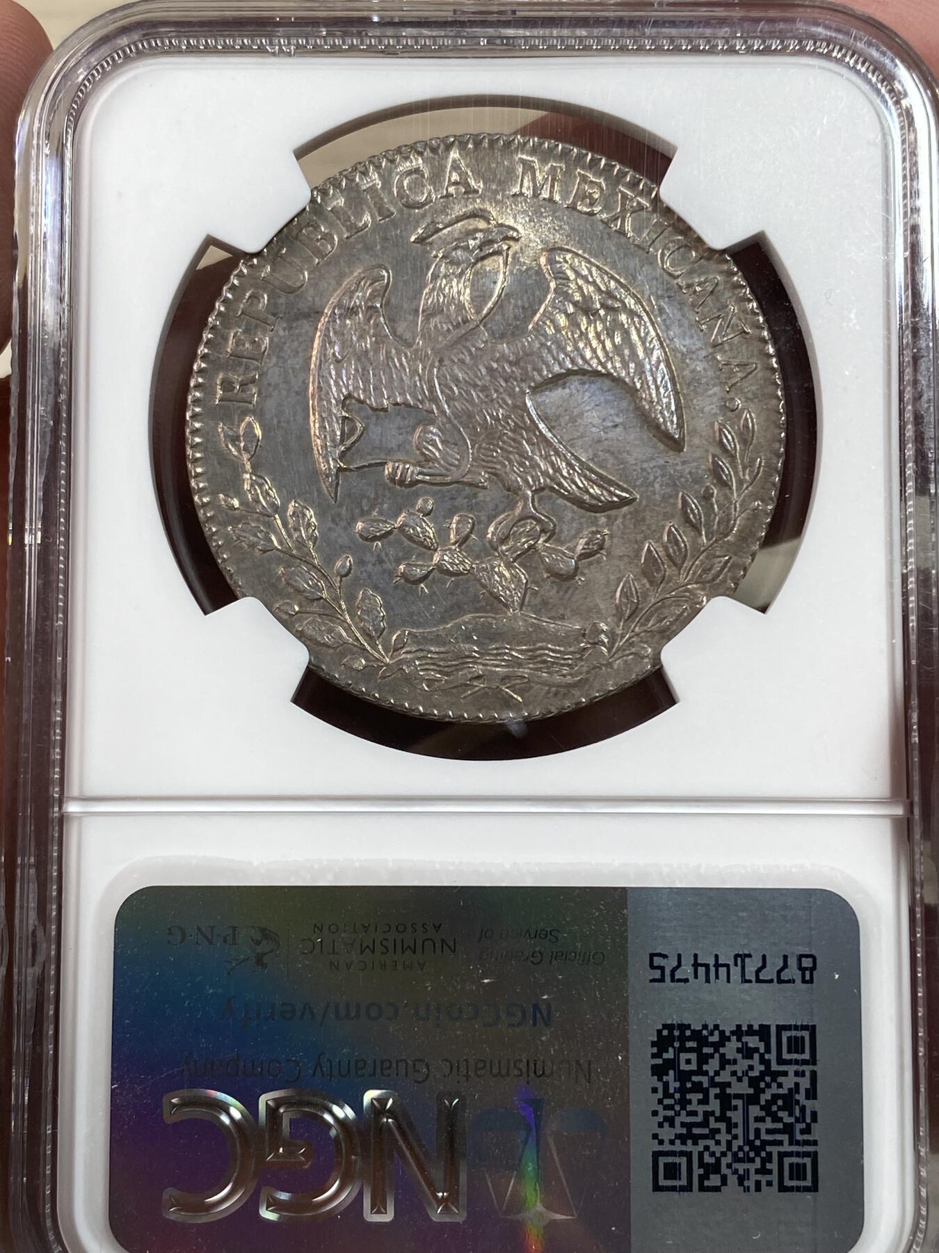 万国钱币拍卖第028期（花前月下●同享良章美币） NGC MS64 1868年墨西哥鹰洋8R银币 梦幻彩虹包浆，实物绝美。底板和打制都是64分中的佼佼者。老评级号换的新盒子，品质保证。