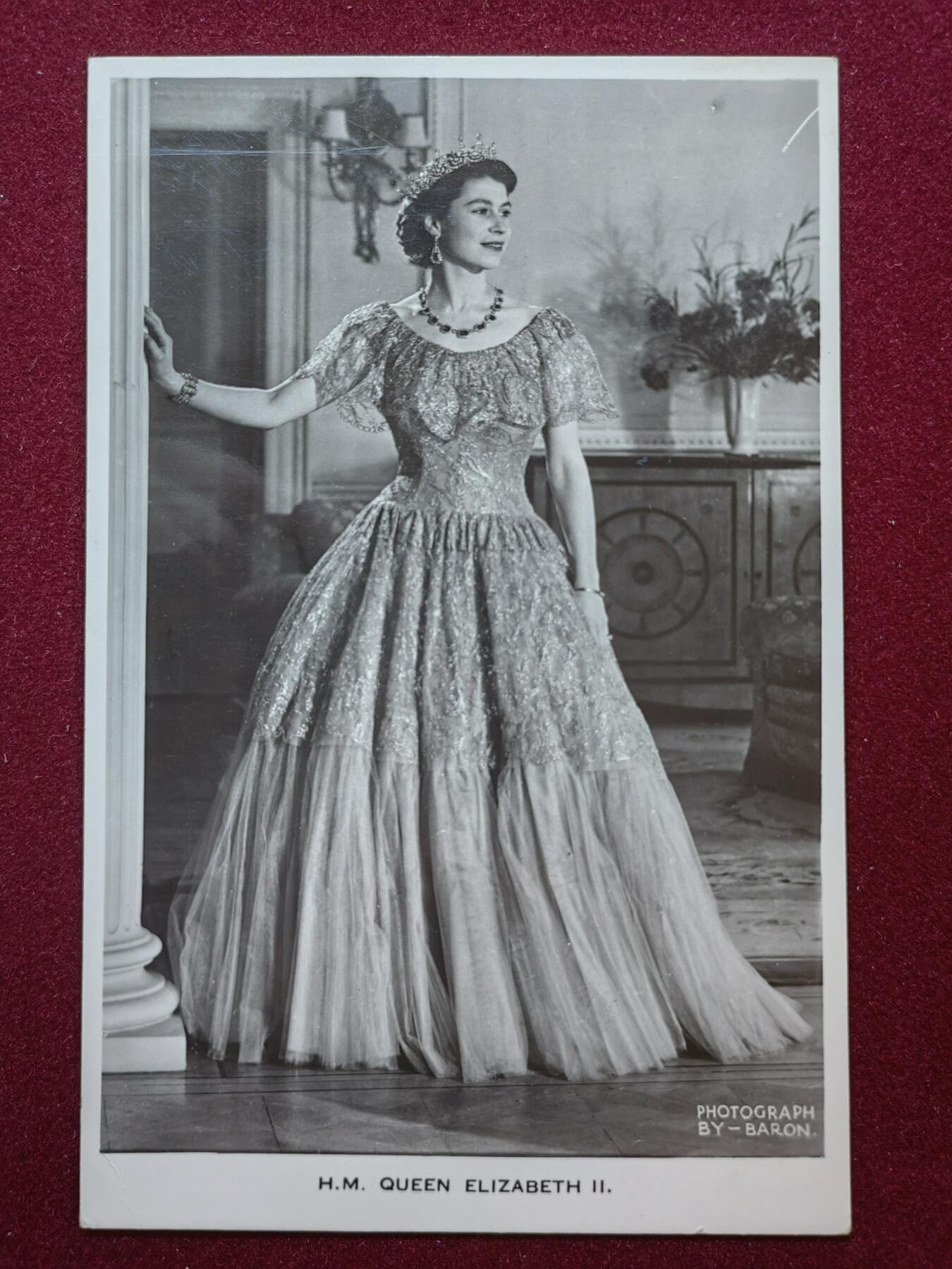 联合阁邮币社™ ——“航空、人物专题专场” 英国-伊丽莎白二世-晚装独照明信片-很美