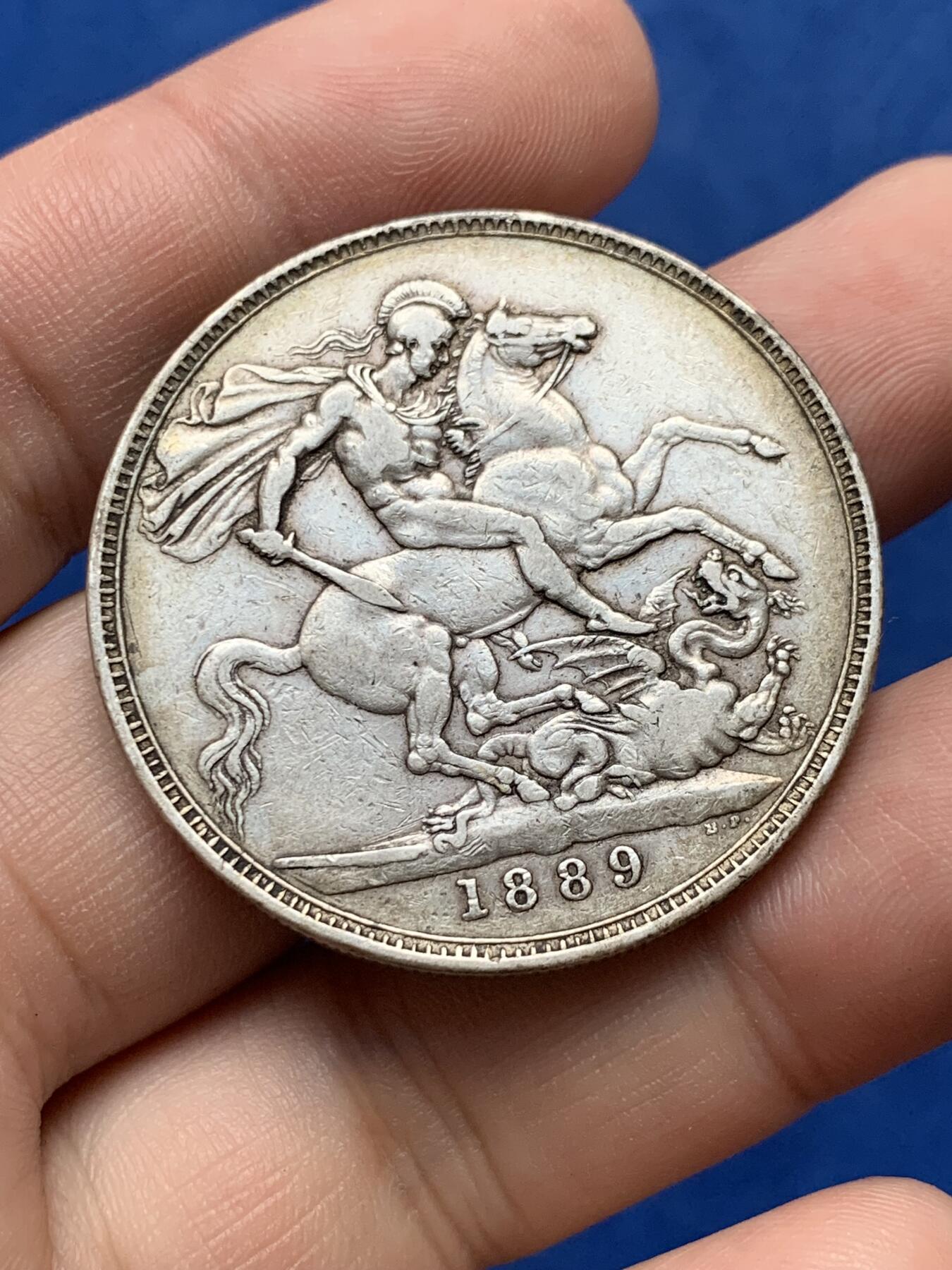 《竞宝斋》第284场- 周日，周一 2场连拍 （全场包邮） 1889年英国老维高冠马剑克朗银币 原味品