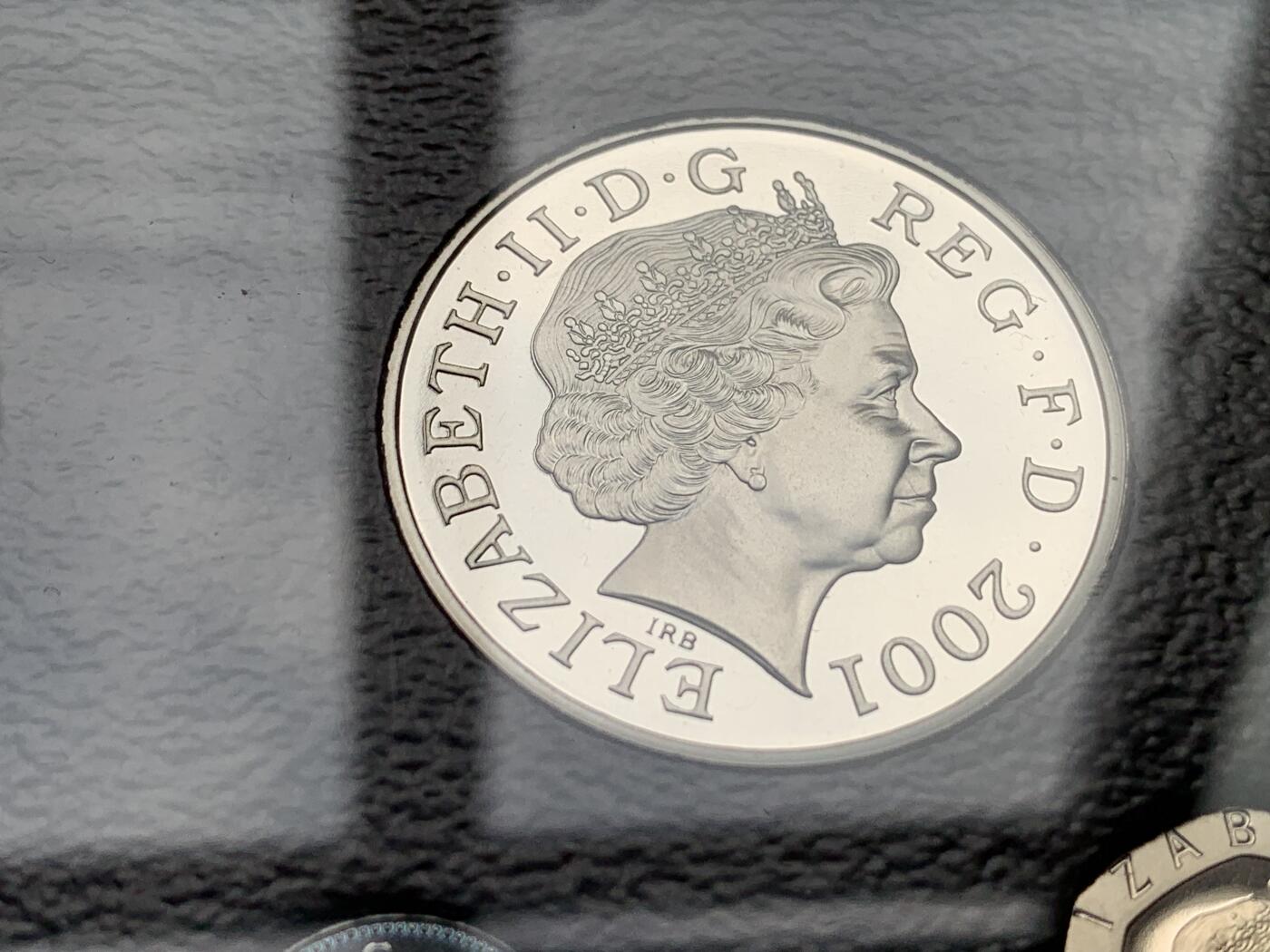 《竞宝斋》第284场- 周日，周一 2场连拍 （全场包邮） 英国2001年精致套币Proof 原盒证，带5镑维多利亚女王纪念币，封面附带原厂标识，品相极好