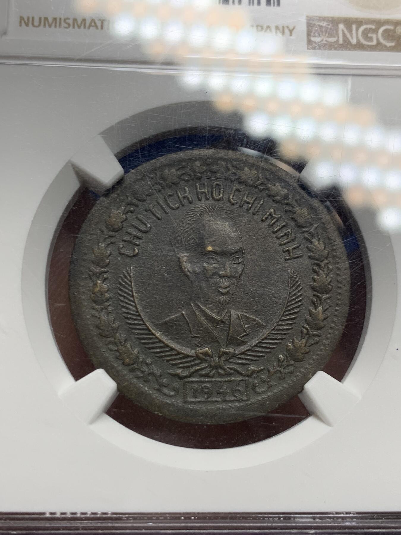 《竞宝斋》第284场- 周日，周一 2场连拍 （全场包邮） NGC AU55 1946年 越南民主共和国早期游击期2盾铜币 当时条件所限加上气候关系 好品难得 这枚全深打（看背面五角星）低评了