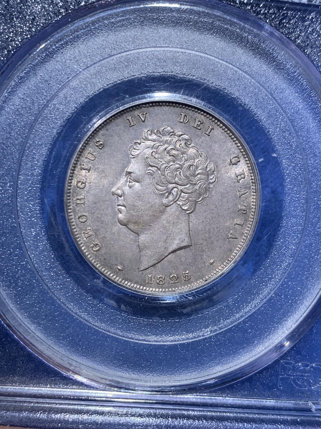 《竞宝斋》第284场- 周日，周一 2场连拍 （全场包邮） PCGS MS63 英国1825乔治四世先令 老白盒严评加持可加分 灰黑色英伦包浆，背面狮子雄伟栩栩如生，皇冠饱满，乔四一直都是英系大热！和三花一样精美。