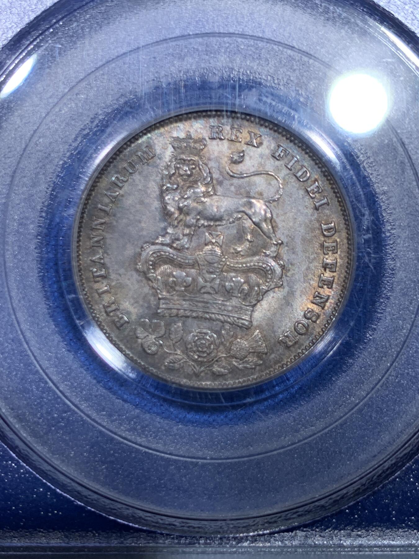 《竞宝斋》第284场- 周日，周一 2场连拍 （全场包邮） PCGS MS63 英国1825乔治四世先令 老白盒严评加持可加分 灰黑色英伦包浆，背面狮子雄伟栩栩如生，皇冠饱满，乔四一直都是英系大热！和三花一样精美。