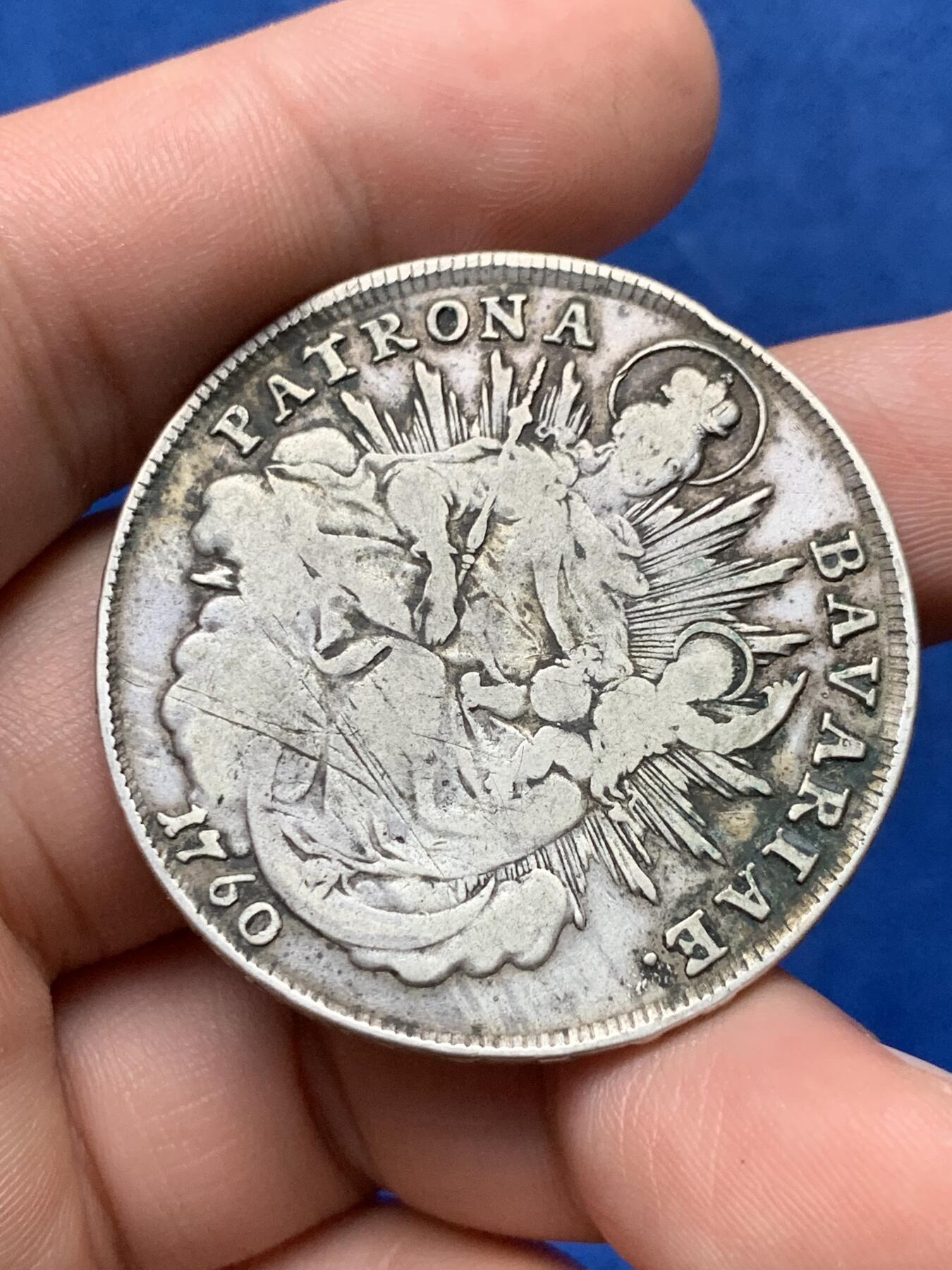 《竞宝斋》第284场- 周日，周一 2场连拍 （全场包邮） 1760年德国巴伐利亚抱婴1泰勒银币 底板干净 原味品