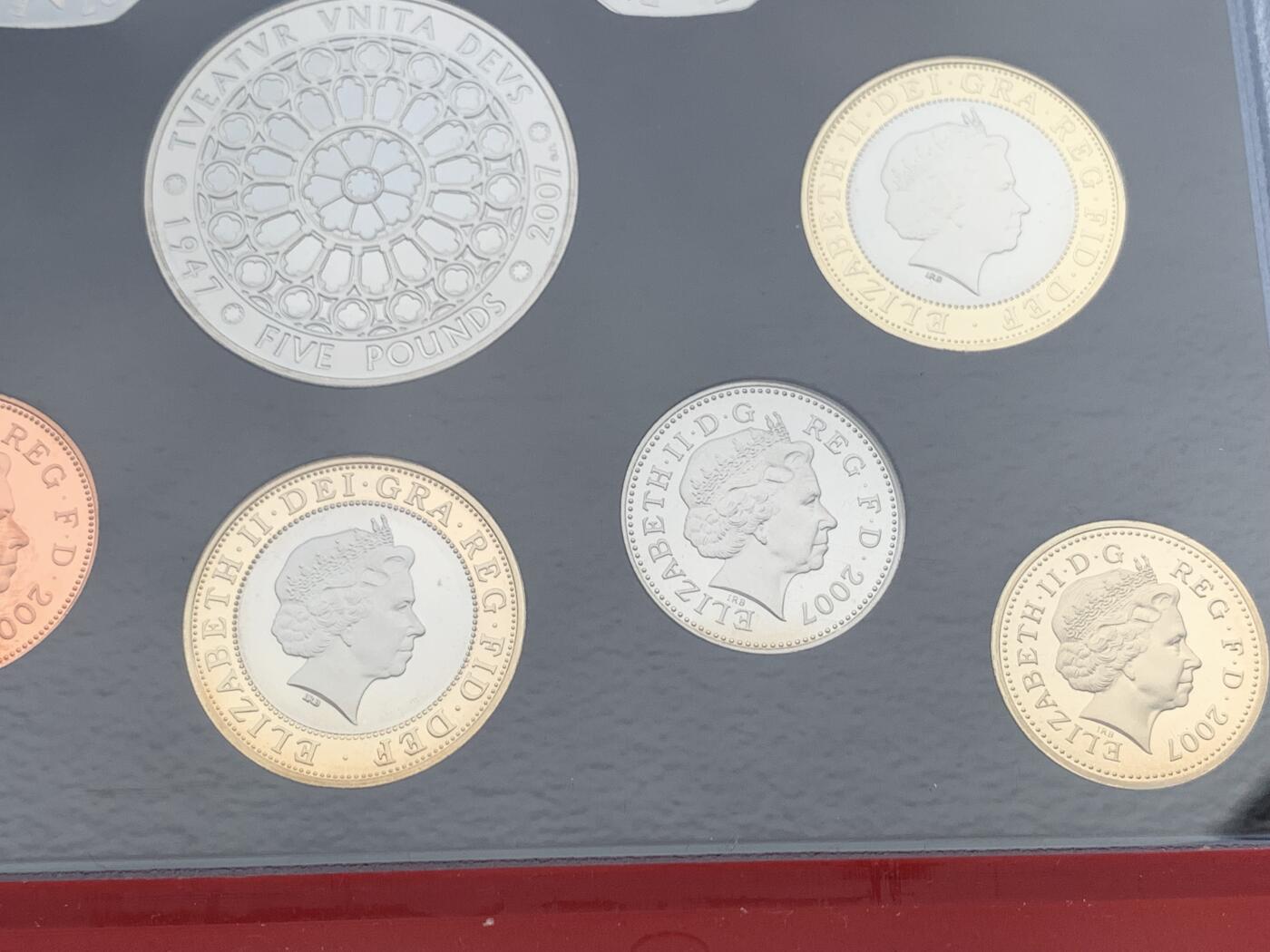 《竞宝斋》第284场- 周日，周一 2场连拍 （全场包邮） 英国2007年精致套币Proof 原盒证，带5镑伊丽莎白女王纪念币，封面附带原厂标识，品相极好