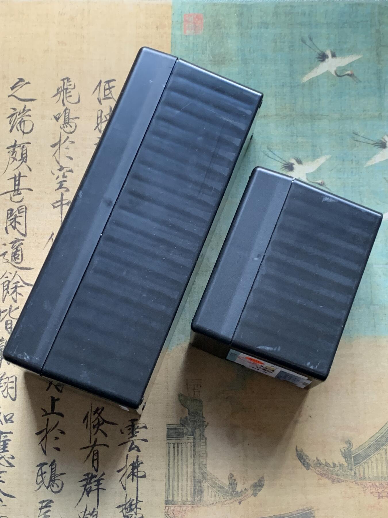 《竞宝斋》第284场- 周日，周一 2场连拍 （全场包邮） PCGS 评级币包装盒两只 黑色 一大一小 细节见图 可放30枚