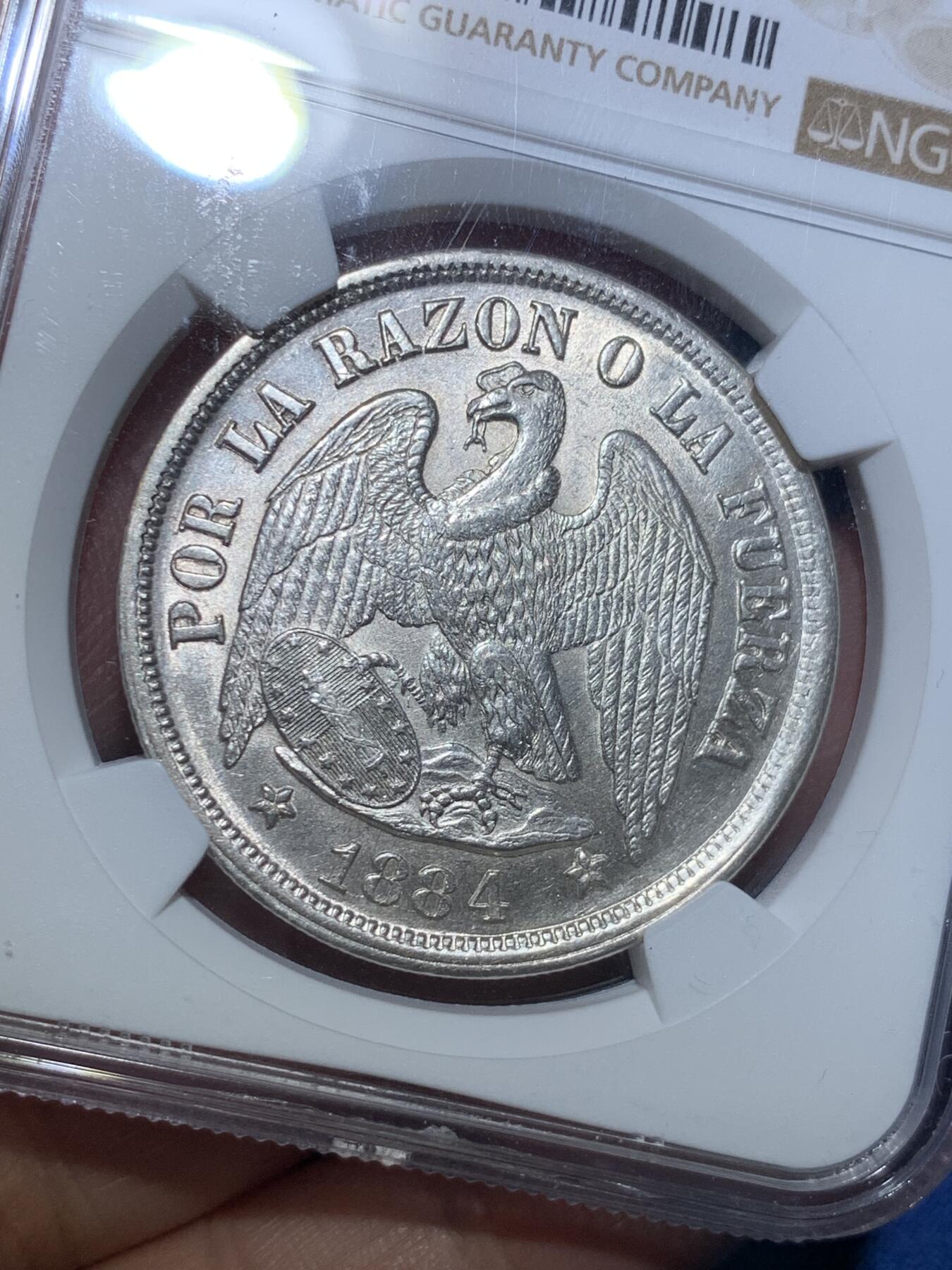 《竞宝斋》第284场- 周日，周一 2场连拍 （全场包邮） NGC MS63 智利 1884年 1比索 安第斯神鹰 大银币 光度很好 底板基本没瑕疵 同分中的战斗机 拉丁美洲潜力品种