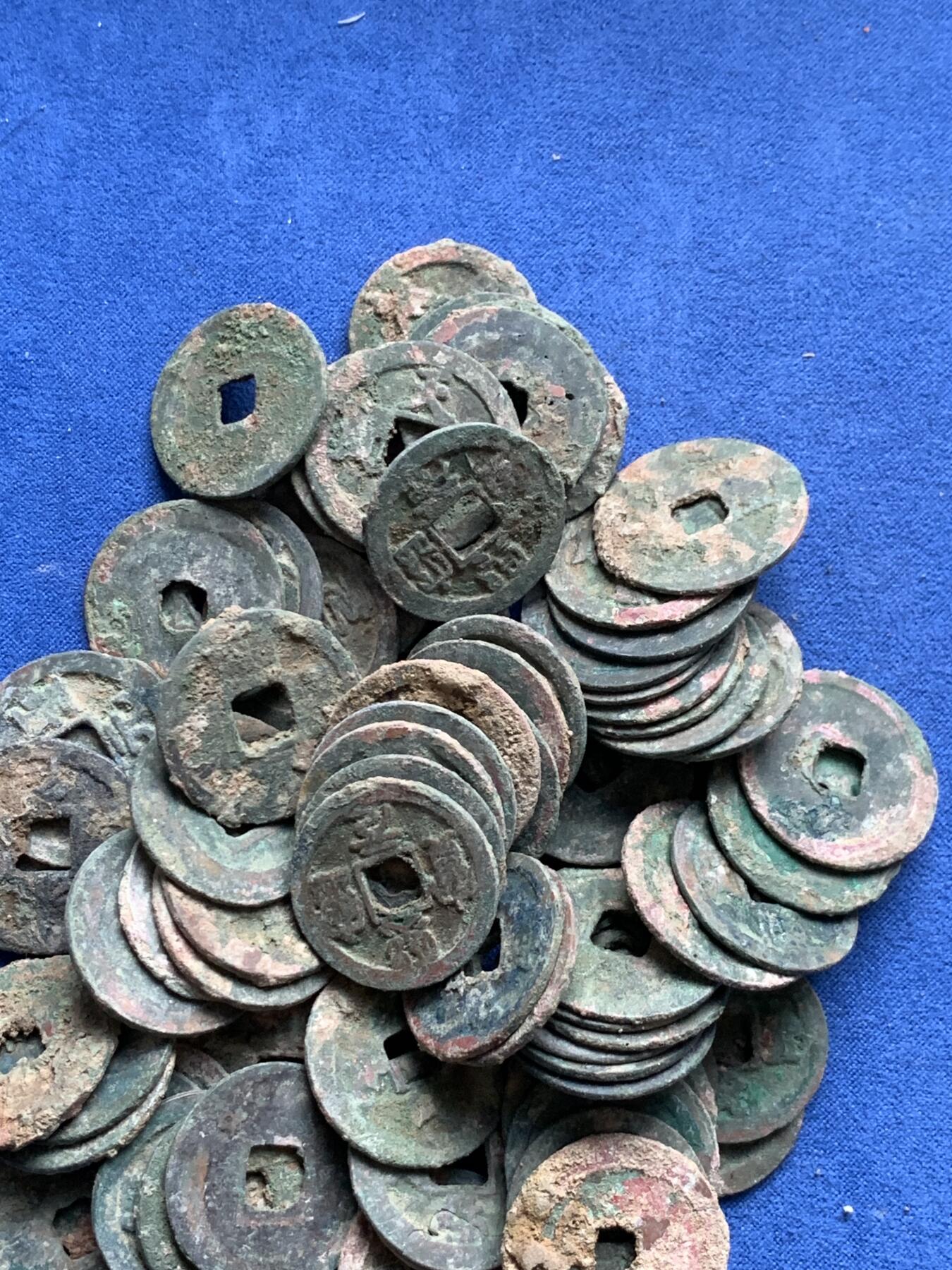 《竞宝斋》第284场- 周日，周一 2场连拍 （全场包邮） 南北宋钱110余枚 锈色佳，含很多开元，政和，太平，无漏裂！！包含许多七八级版。甘肃坑口。
