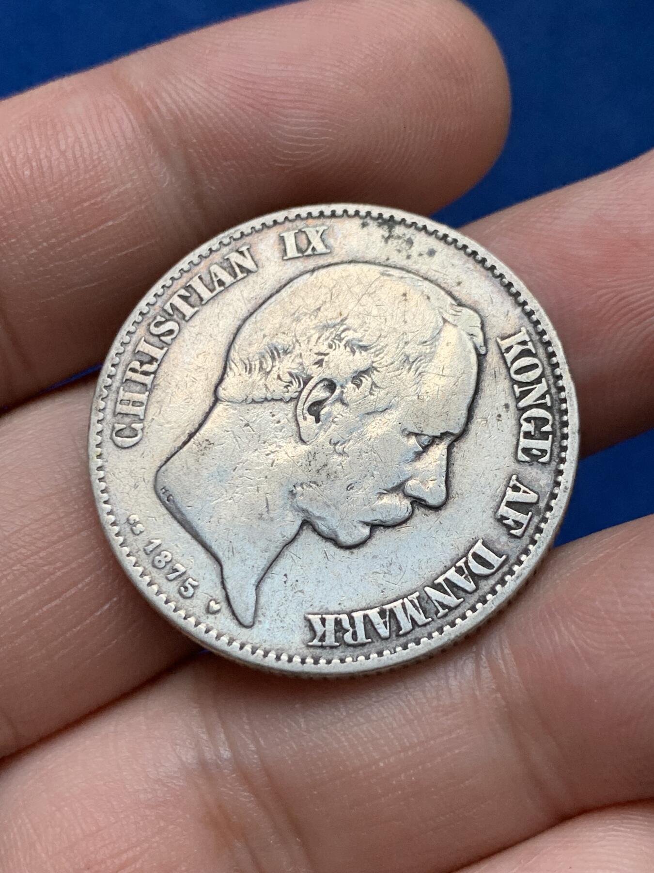 《竞宝斋》第284场- 周日，周一 2场连拍 （全场包邮） 丹麦1875年海豚2克朗银币 早期品种 书价很高