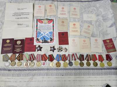 各国勋章奖章拍卖第18期 - 苏联海军上校套章，有2个红星勋章带证书命令，85年2卫，战功奖章，保卫莫斯科奖章带证书奖状，其余奖章除卫国战争胜利20年外均有证书
