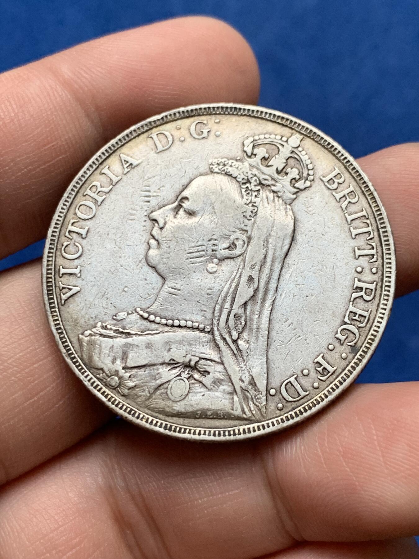 《竞宝斋》第284场- 周日，周一 2场连拍 （全场包邮） 1889年英国老维高冠马剑克朗银币 原味品