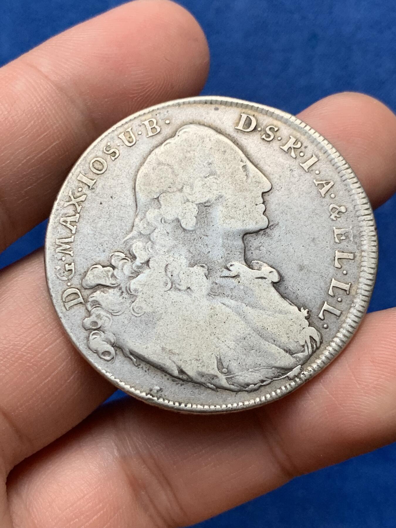 《竞宝斋》第284场- 周日，周一 2场连拍 （全场包邮） 1760年德国巴伐利亚抱婴1泰勒银币 底板干净 原味品