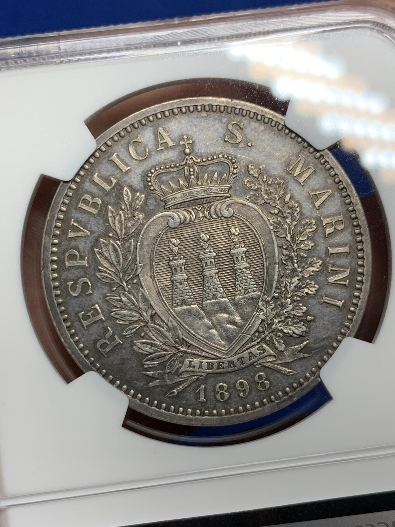 《竞宝斋》第284场- 周日，周一 2场连拍 （全场包邮） NGC-MS61 圣马力诺 1898 老版本圣马力诺5里拉神父。此币发行量18000，打的非常好 值得收藏把玩