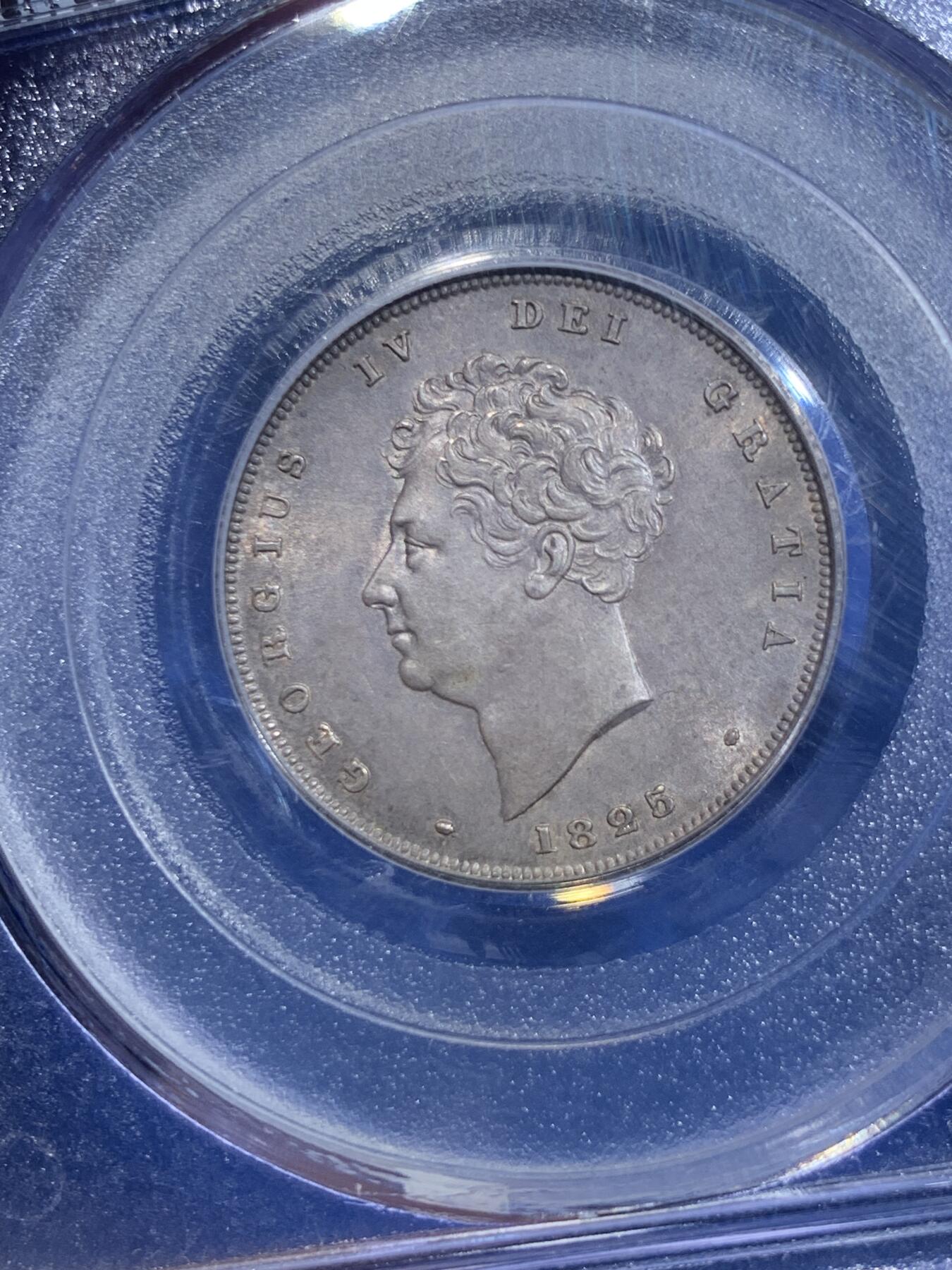 《竞宝斋》第284场- 周日，周一 2场连拍 （全场包邮） PCGS MS63 英国1825乔治四世先令 老白盒严评加持可加分 灰黑色英伦包浆，背面狮子雄伟栩栩如生，皇冠饱满，乔四一直都是英系大热！和三花一样精美。