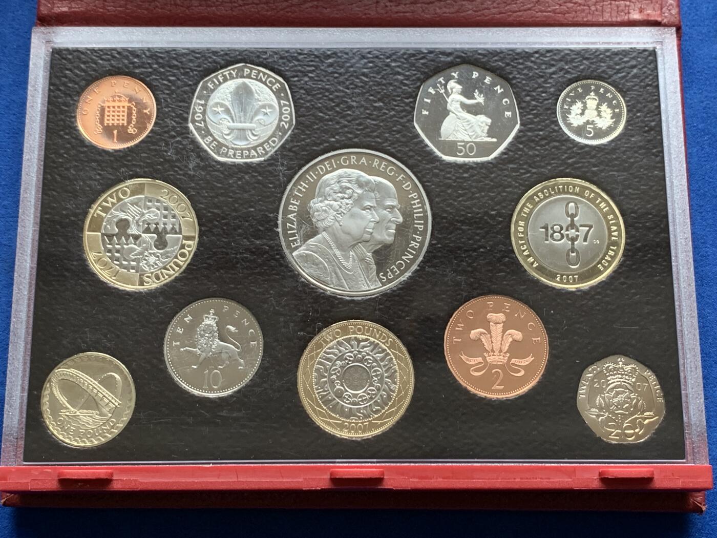 《竞宝斋》第284场- 周日，周一 2场连拍 （全场包邮） 英国2007年精致套币Proof 原盒证，带5镑伊丽莎白女王纪念币，封面附带原厂标识，品相极好