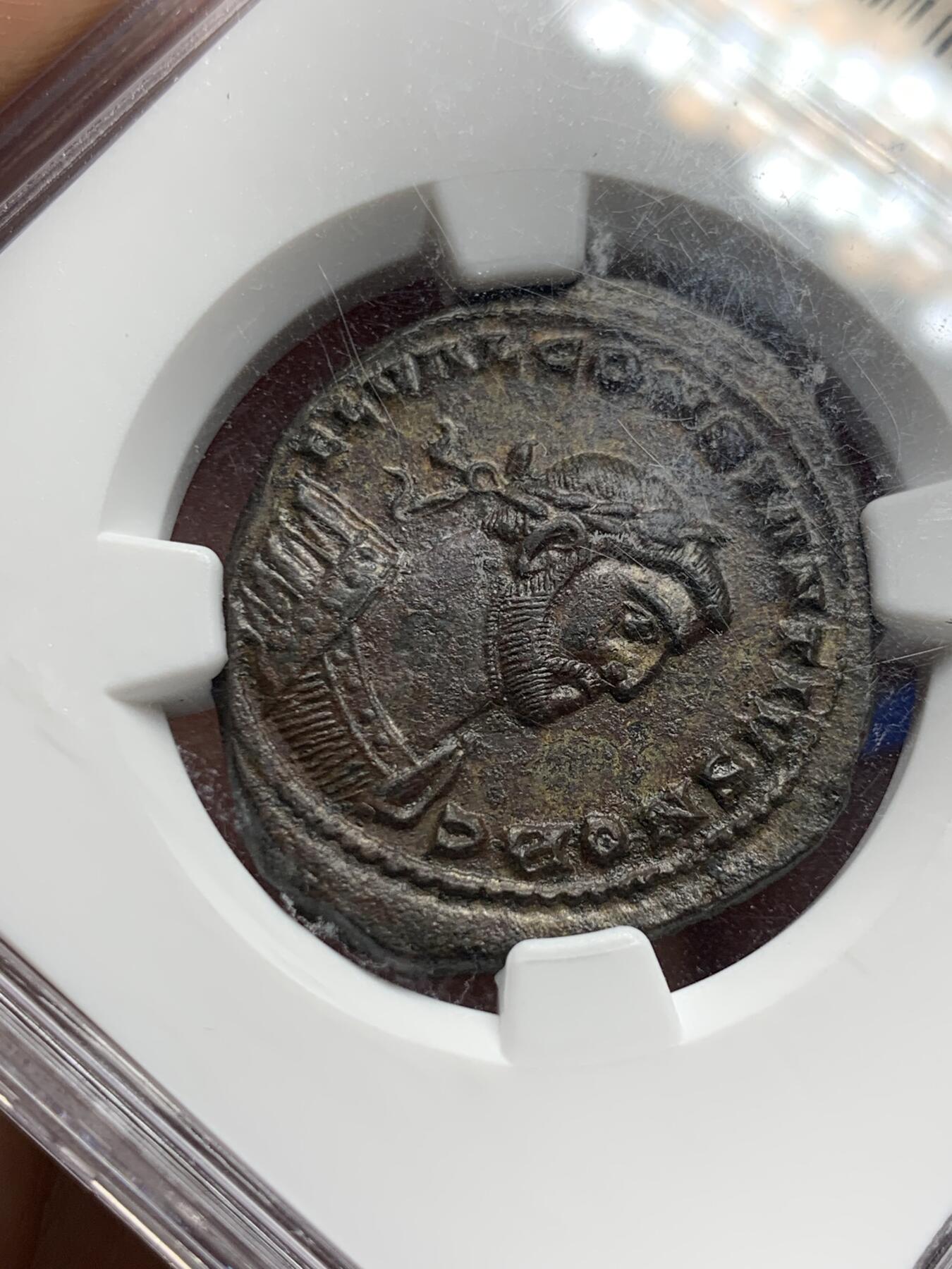 《竞宝斋》第284场- 周日，周一 2场连拍 （全场包邮） NGC Ch AU 古典币评级 打制5/5满分 表面状态3/5 古罗马305-306年君士坦提乌斯一世1富利大铜币，10g+大尺寸。在位仅15个月的奥古斯都，君士坦丁大帝的父亲。朗丁造币厂打造，也即今天的伦敦。