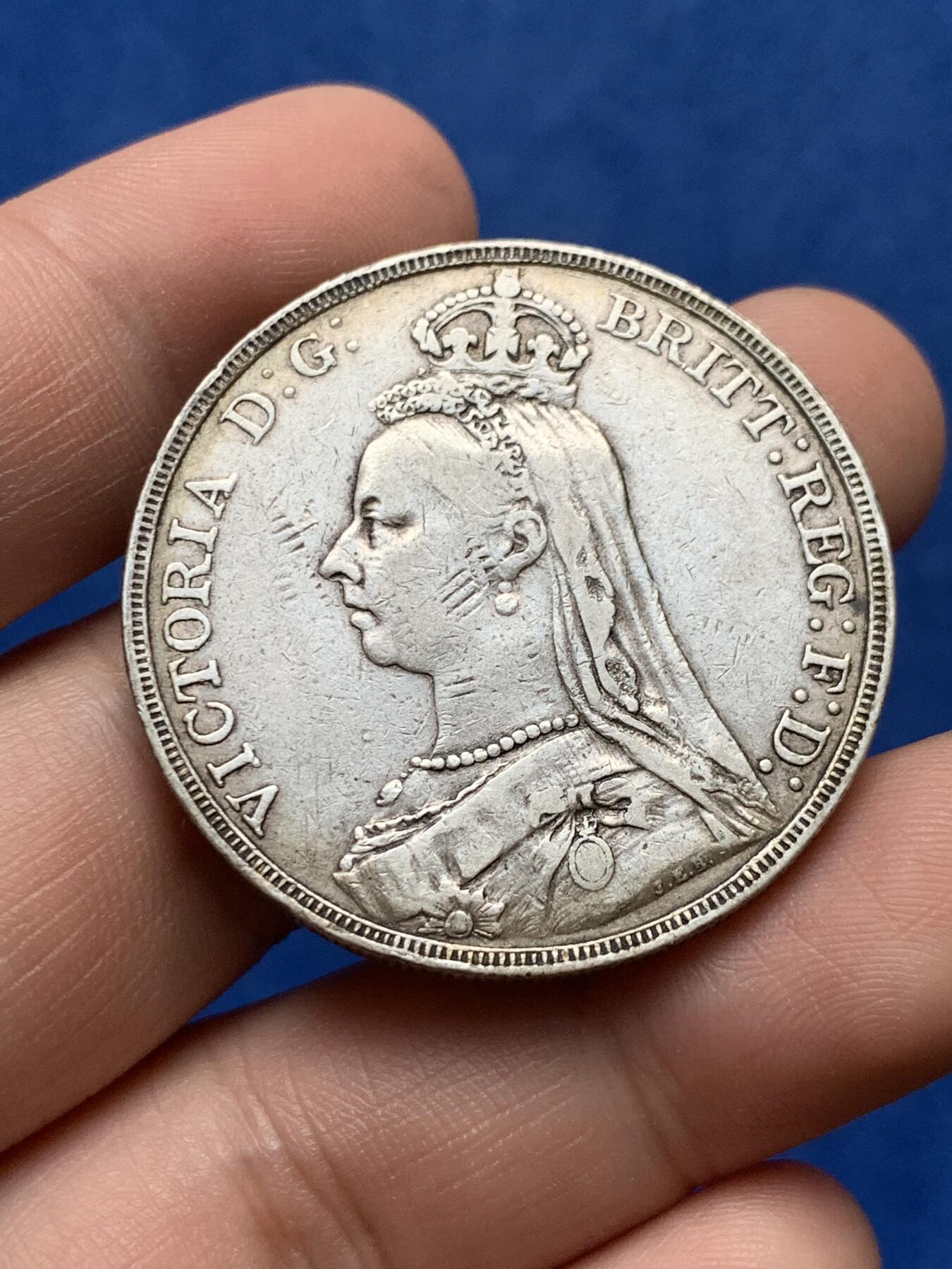 《竞宝斋》第284场- 周日，周一 2场连拍 （全场包邮） 1889年英国老维高冠马剑克朗银币 原味品