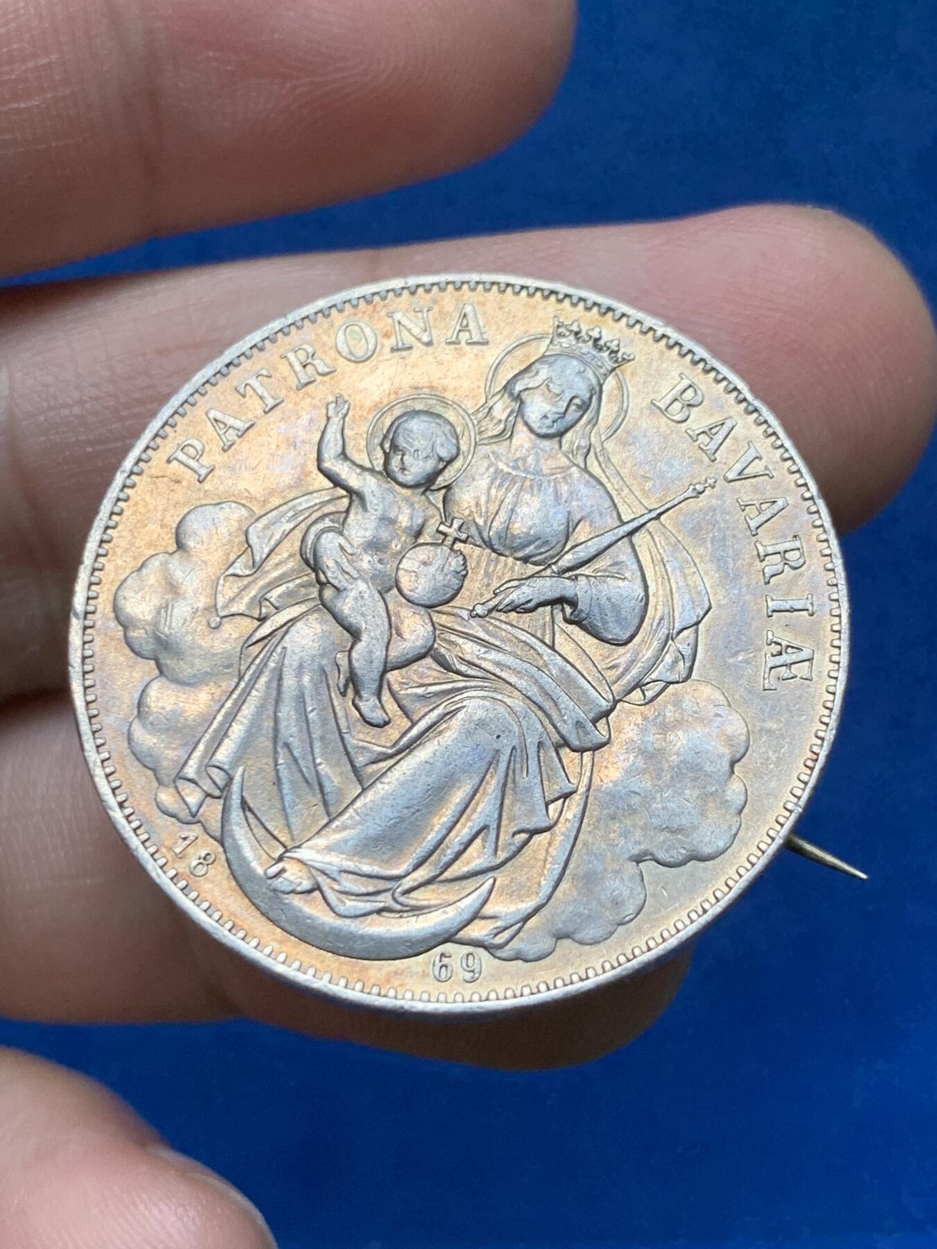 《竞宝斋》第284场- 周日，周一 2场连拍 （全场包邮） 1869年德国巴伐利亚圣母抱子泰勒（胸针），胸针完好，可以佩戴