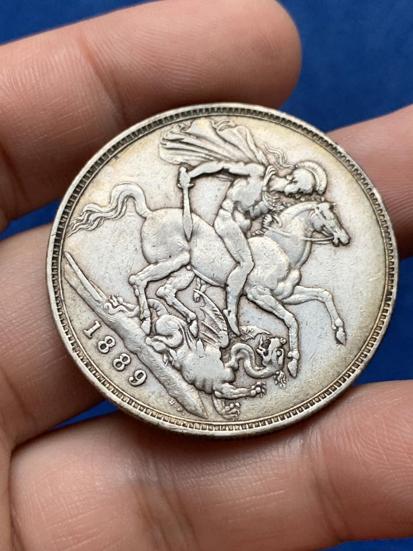 《竞宝斋》第284场- 周日，周一 2场连拍 （全场包邮） 1889年英国老维高冠马剑克朗银币 原味品