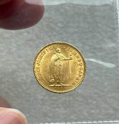 印尼/科摩罗/民国钞、阿布哈兹2024年纸币十位数小号，西藏新疆红钱、大小头、在华流通银元，匈牙利/马剑金币，琉球当百半朱、古琉球铜钱，秋田锷钱，英国安妮女王银币、泰国1铢屁股银锭、海地精制银币等，彼得堡世界钱币勋章拍卖第102期 - 奥匈帝国-匈牙利1893年约瑟夫一世20克朗双天使金币，6.775克、90金。评级应该能有62+分、附网上找的61分币图可对比