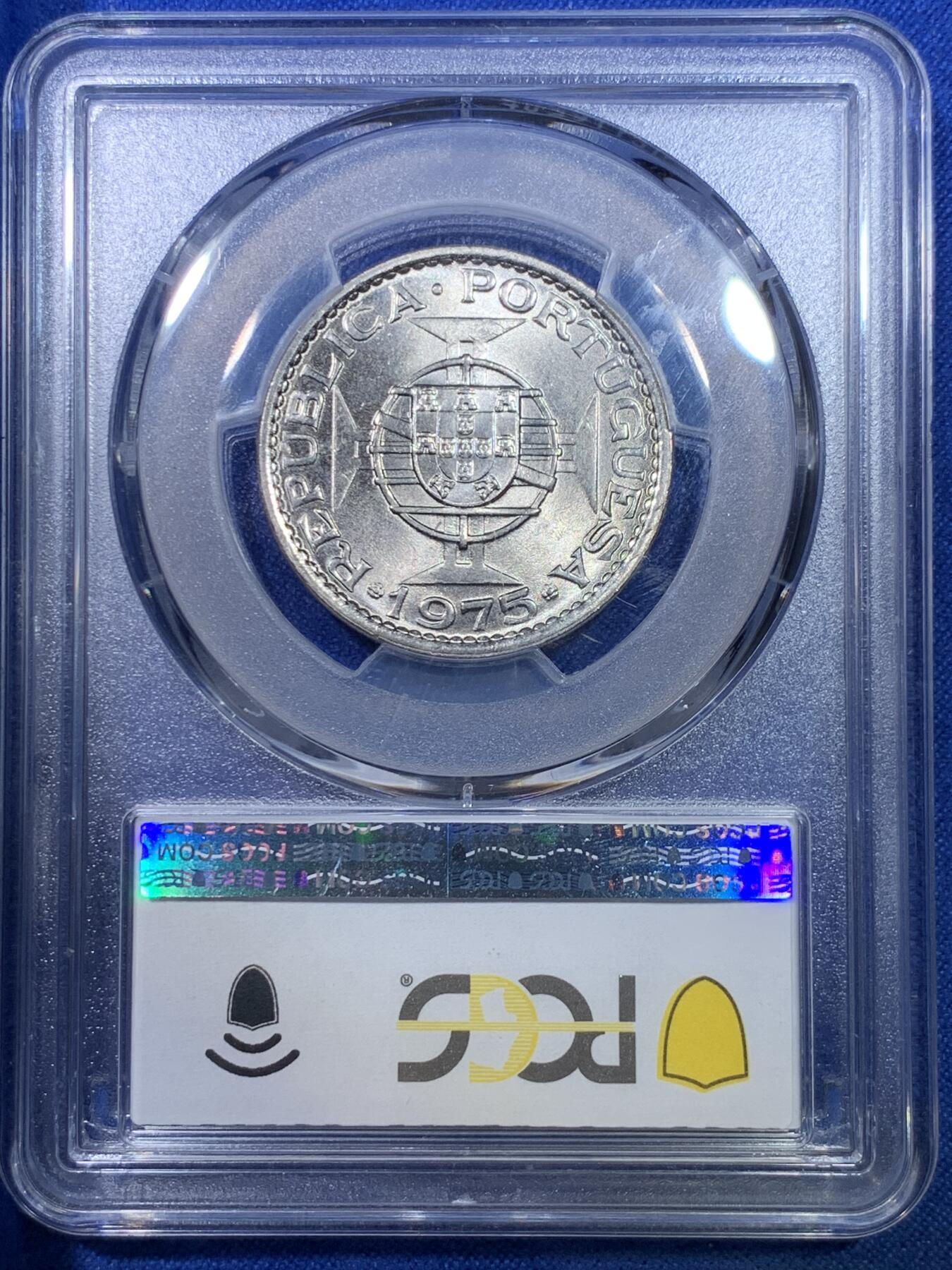 《竞宝斋》第284场- 周日，周一 2场连拍 （全场包邮） PCGS MS67 澳门 1975年 1圆 这一版的1元由于材质问题很容易长锈 流通充分 高分极为困难 65都难不用说67了 而这枚是冠军分67分 可遇不可求的东西 绝对的顶级品相