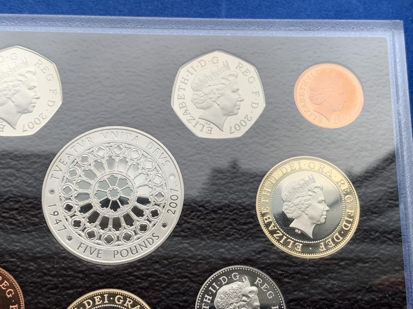 《竞宝斋》第284场- 周日，周一 2场连拍 （全场包邮） 英国2007年精致套币Proof 原盒证，带5镑伊丽莎白女王纪念币，封面附带原厂标识，品相极好