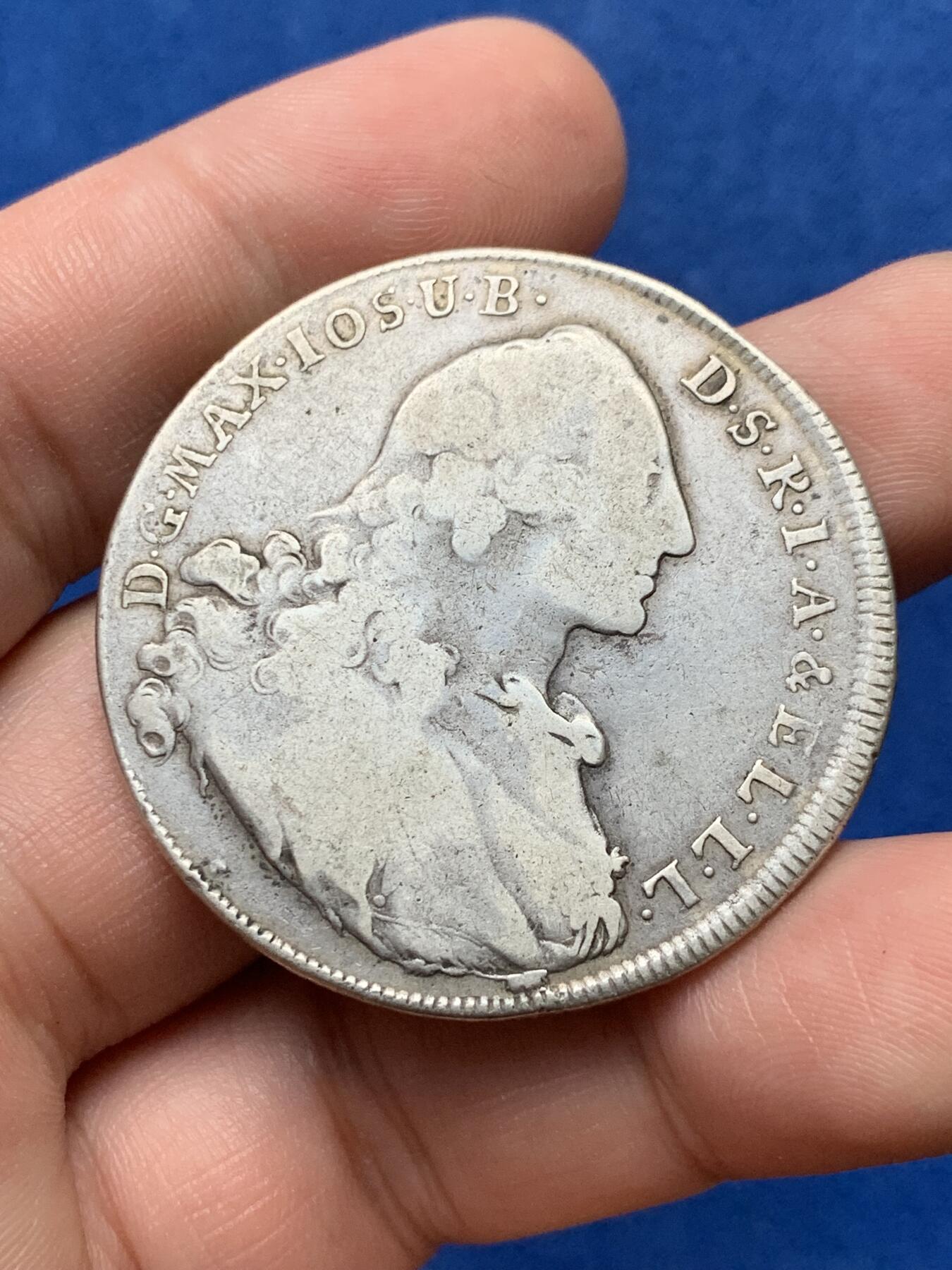 《竞宝斋》第284场- 周日，周一 2场连拍 （全场包邮） 1760年德国巴伐利亚抱婴1泰勒银币 底板干净 原味品