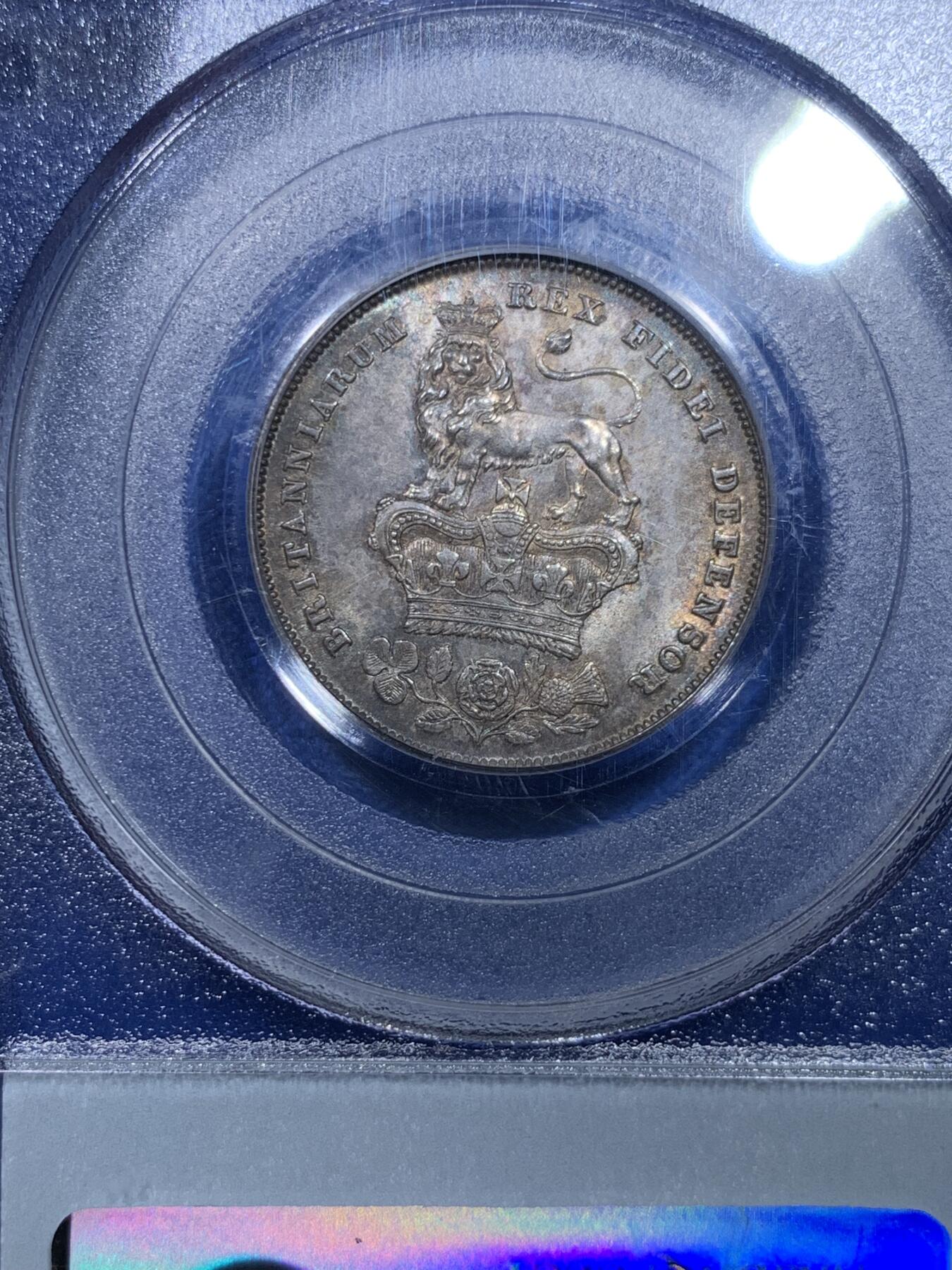 《竞宝斋》第284场- 周日，周一 2场连拍 （全场包邮） PCGS MS63 英国1825乔治四世先令 老白盒严评加持可加分 灰黑色英伦包浆，背面狮子雄伟栩栩如生，皇冠饱满，乔四一直都是英系大热！和三花一样精美。