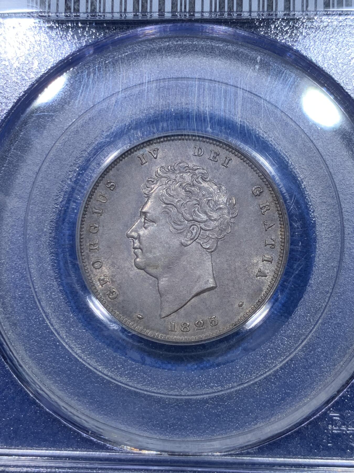 《竞宝斋》第284场- 周日，周一 2场连拍 （全场包邮） PCGS MS63 英国1825乔治四世先令 老白盒严评加持可加分 灰黑色英伦包浆，背面狮子雄伟栩栩如生，皇冠饱满，乔四一直都是英系大热！和三花一样精美。