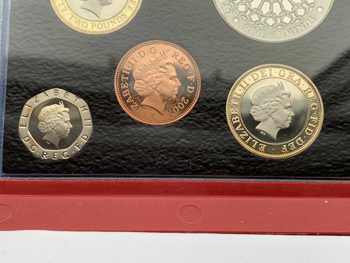 《竞宝斋》第284场- 周日，周一 2场连拍 （全场包邮） 英国2007年精致套币Proof 原盒证，带5镑伊丽莎白女王纪念币，封面附带原厂标识，品相极好