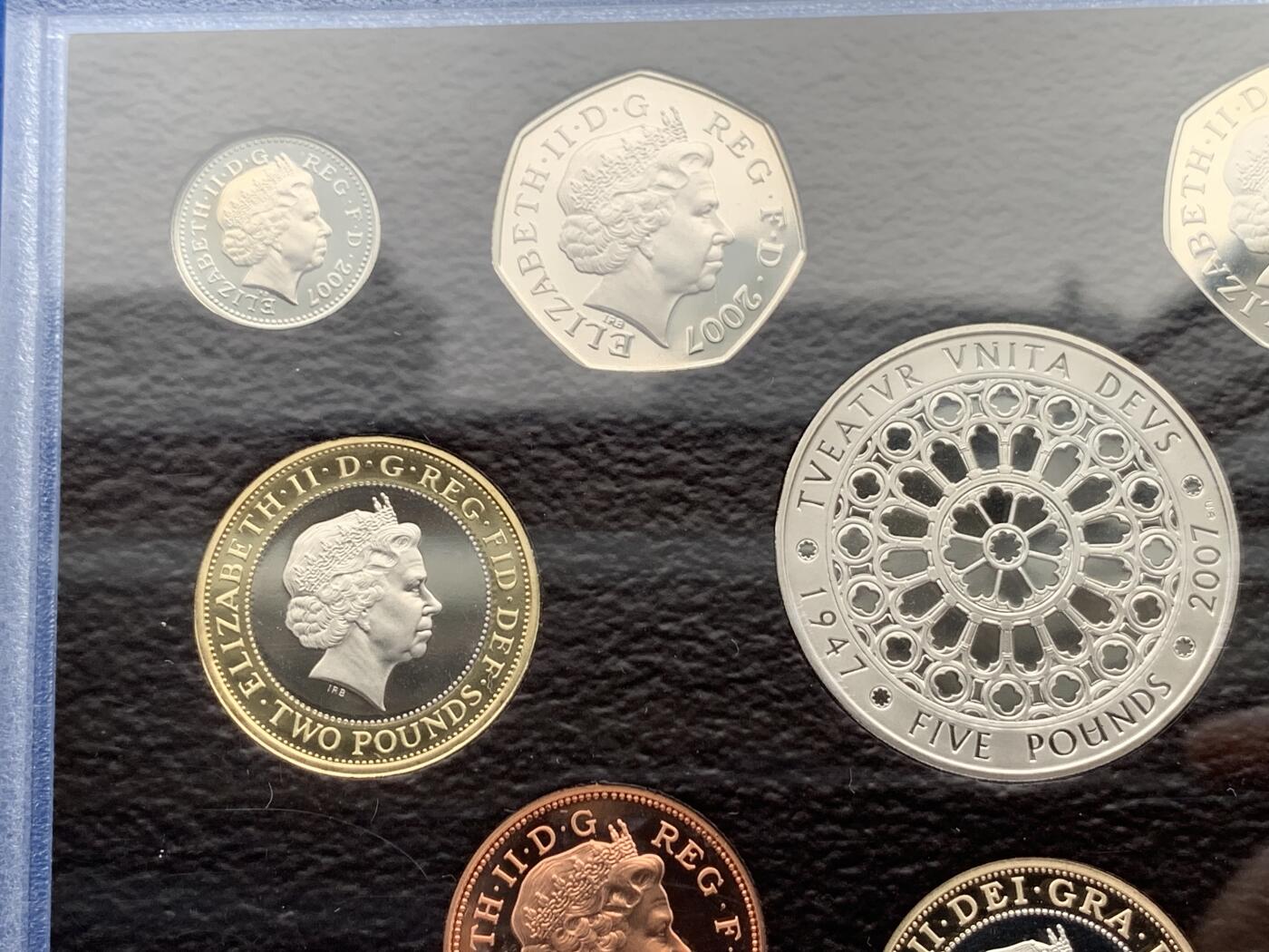 《竞宝斋》第284场- 周日，周一 2场连拍 （全场包邮） 英国2007年精致套币Proof 原盒证，带5镑伊丽莎白女王纪念币，封面附带原厂标识，品相极好