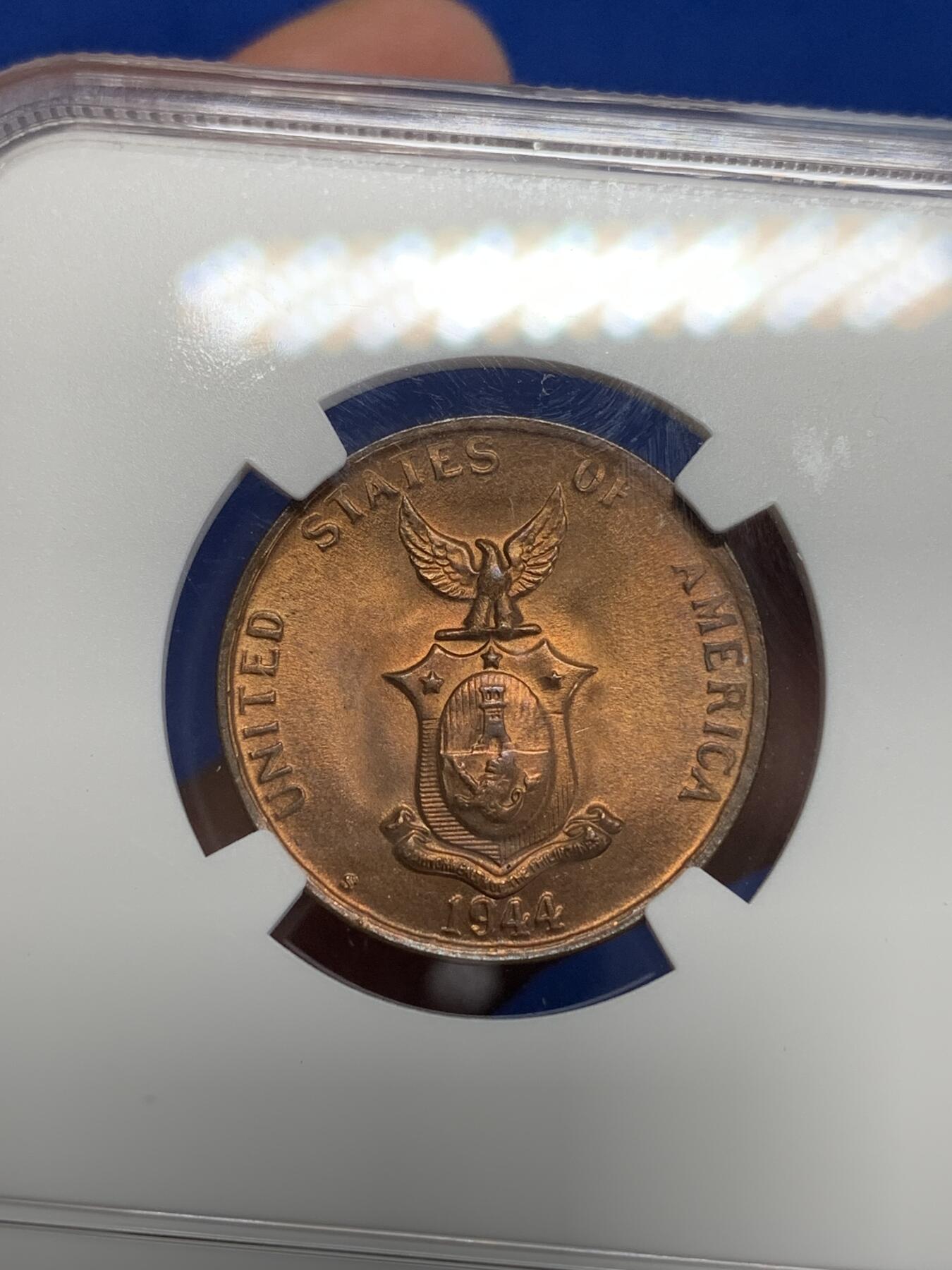 《竞宝斋》第284场- 周日，周一 2场连拍 （全场包邮） NGC MS64RB 1944 菲律宾 1分 很少见的菲律宾铜币 同一版本的银币铺天盖地 但是好品的铜币极少 这一枚完全是RD体质 但是不知为什么给了RB 细节清晰 人物立体 国徽的凸点完全没有被磨过 值得收藏