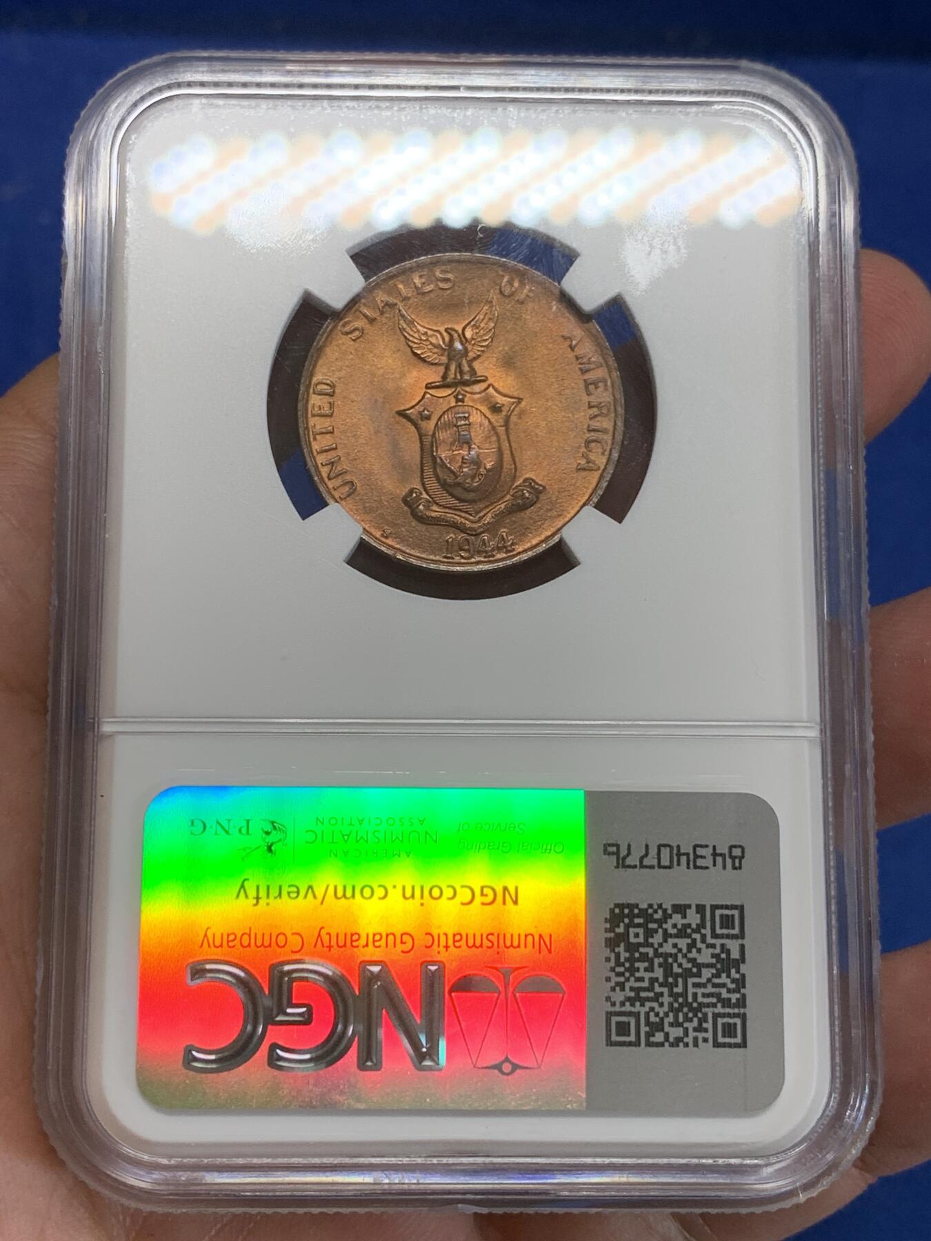 《竞宝斋》第284场- 周日，周一 2场连拍 （全场包邮） NGC MS64RB 1944 菲律宾 1分 很少见的菲律宾铜币 同一版本的银币铺天盖地 但是好品的铜币极少 这一枚完全是RD体质 但是不知为什么给了RB 细节清晰 人物立体 国徽的凸点完全没有被磨过 值得收藏