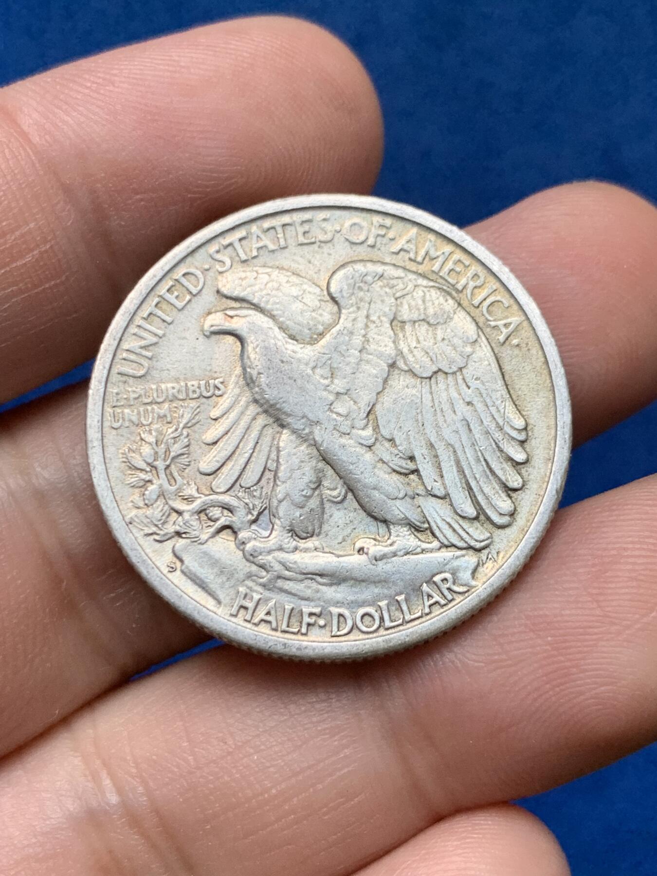 《竞宝斋》第284场- 周日，周一 2场连拍 （全场包邮） 美国1946行走女神半美元，AU状态，比磨平的通货好不少，适合裸币收集品种