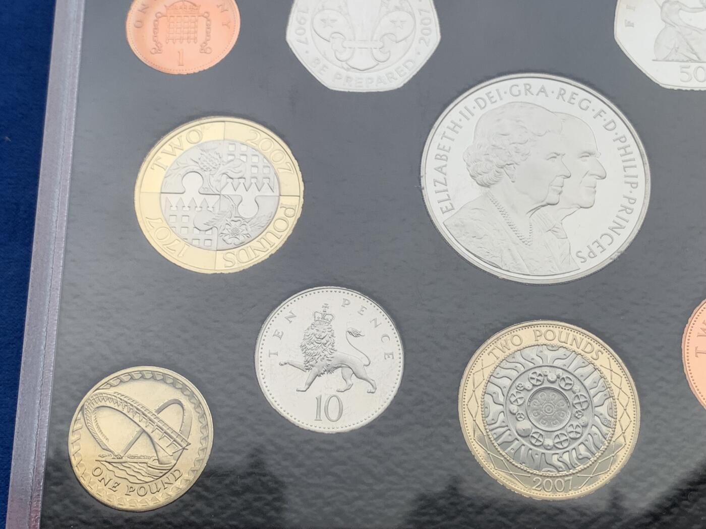 《竞宝斋》第284场- 周日，周一 2场连拍 （全场包邮） 英国2007年精致套币Proof 原盒证，带5镑伊丽莎白女王纪念币，封面附带原厂标识，品相极好