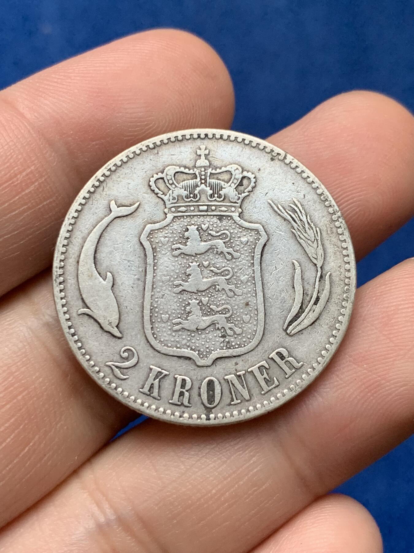 《竞宝斋》第284场- 周日，周一 2场连拍 （全场包邮） 丹麦1875年海豚2克朗银币 早期品种 书价很高