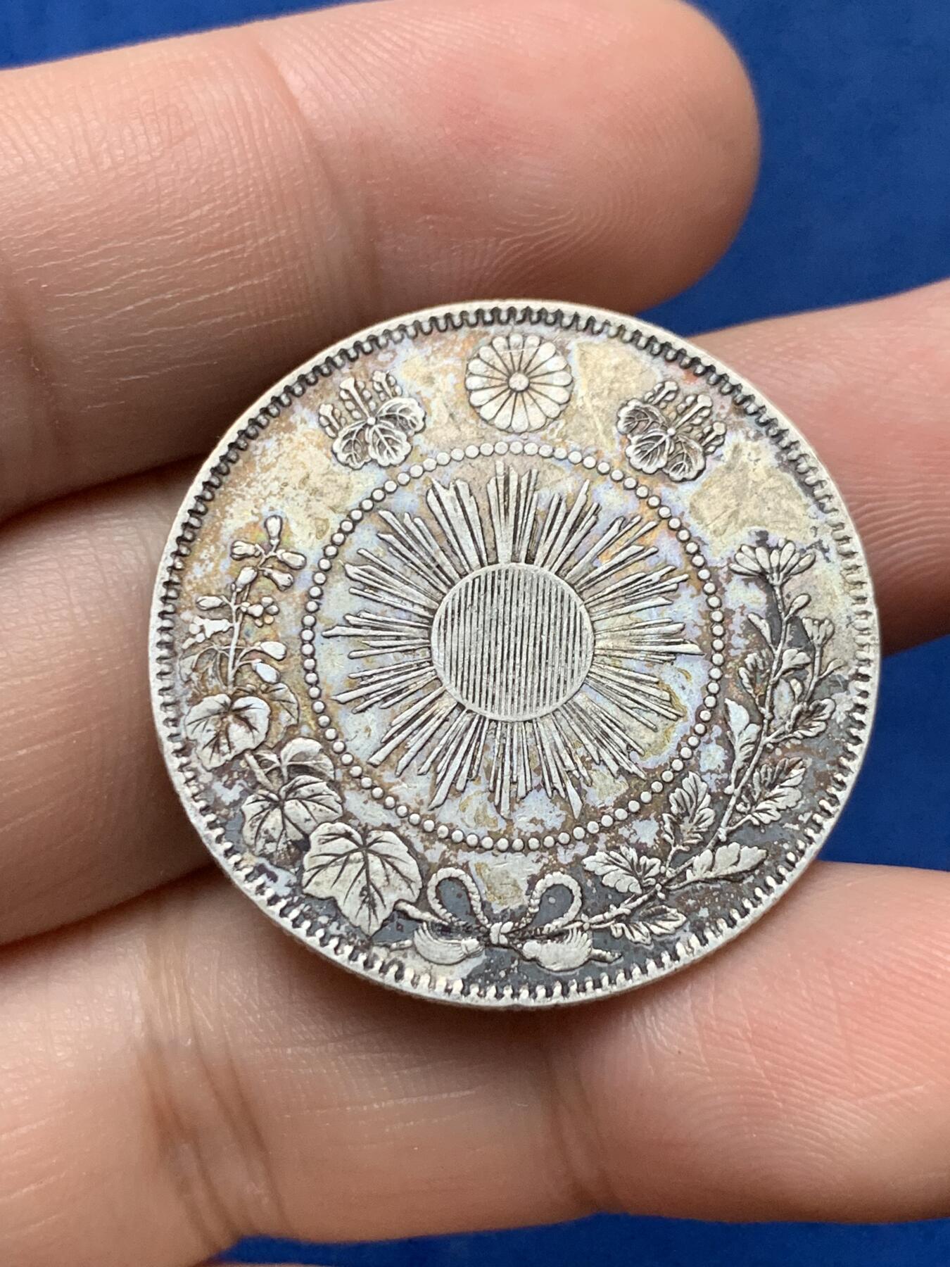 《竞宝斋》第284场- 周日，周一 2场连拍 （全场包邮） 3枚一组 日本明治四年五十钱银币 其中一枚小版 细节见图