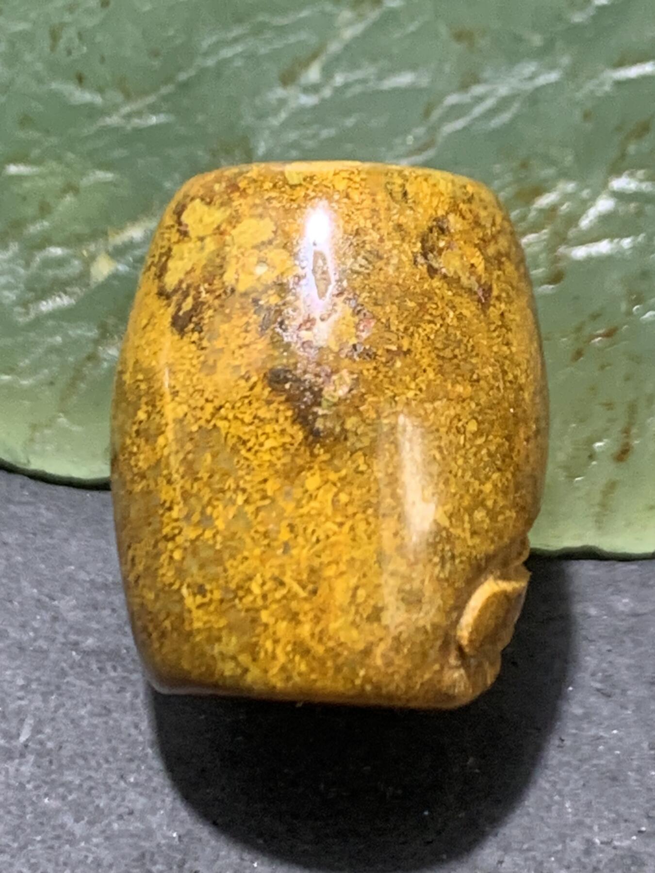 精美亚光草花纹战国红玛瑙俏色巧雕喜上眉梢桶珠一个，