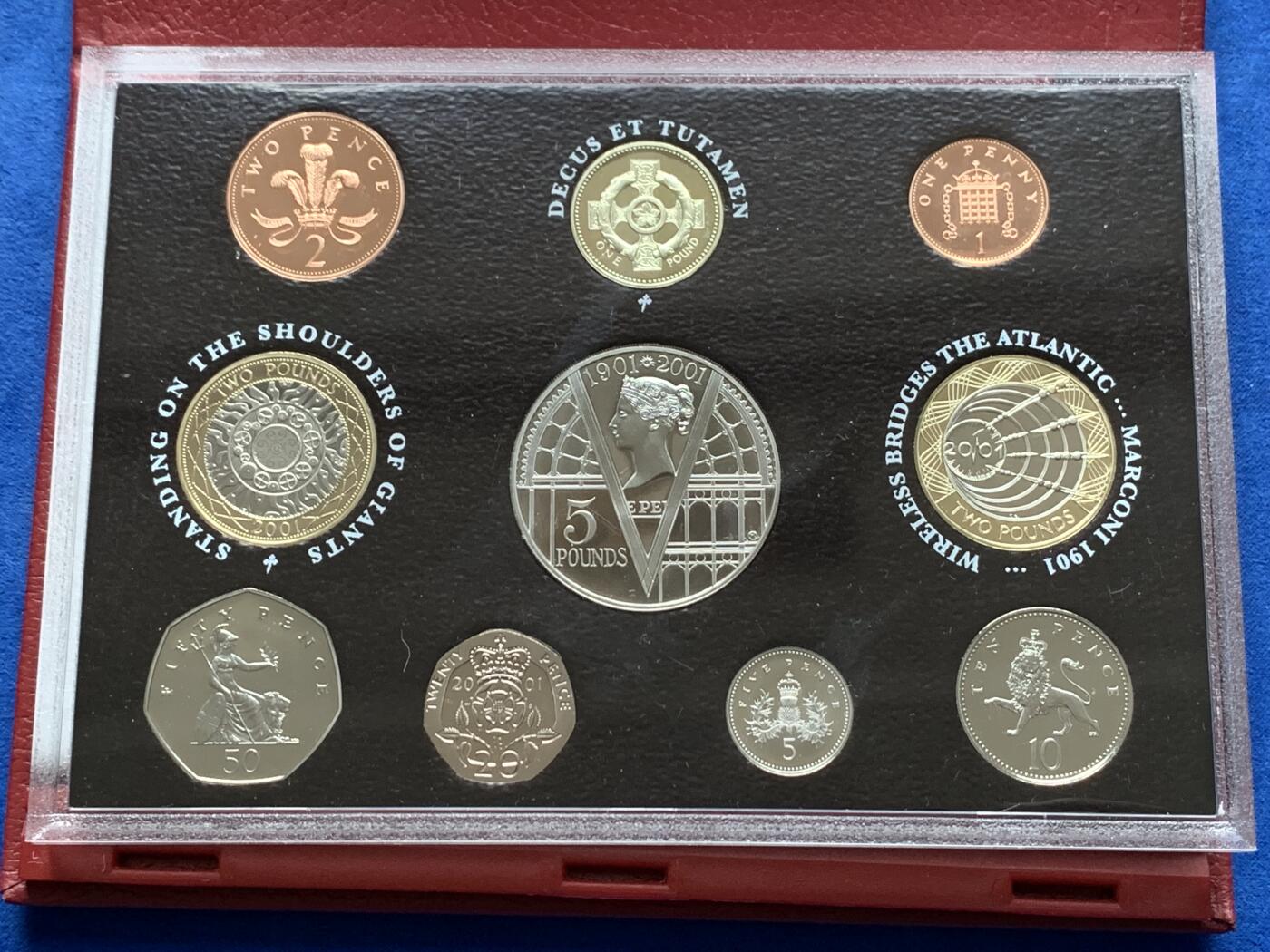 《竞宝斋》第284场- 周日，周一 2场连拍 （全场包邮） 英国2001年精致套币Proof 原盒证，带5镑维多利亚女王纪念币，封面附带原厂标识，品相极好