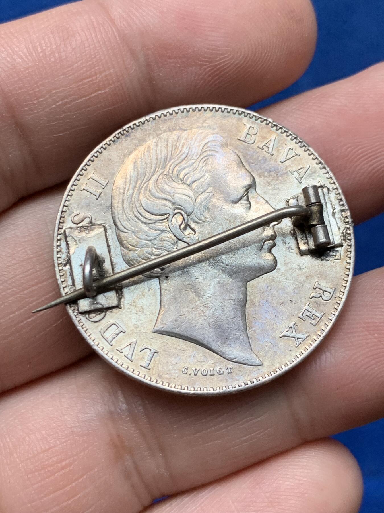 《竞宝斋》第284场- 周日，周一 2场连拍 （全场包邮） 1869年德国巴伐利亚圣母抱子泰勒（胸针），胸针完好，可以佩戴