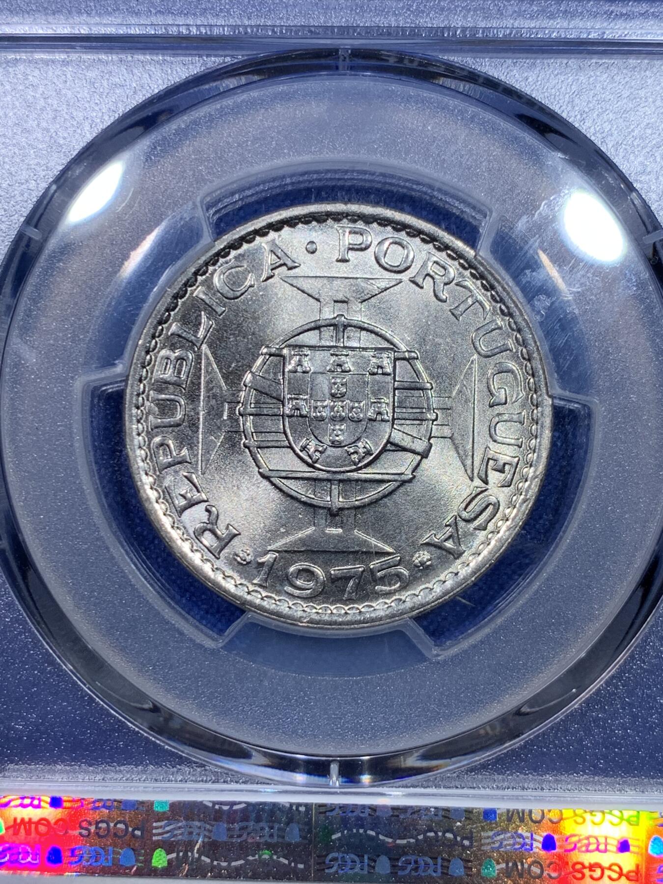 《竞宝斋》第284场- 周日，周一 2场连拍 （全场包邮） PCGS MS67 澳门 1975年 1圆 这一版的1元由于材质问题很容易长锈 流通充分 高分极为困难 65都难不用说67了 而这枚是冠军分67分 可遇不可求的东西 绝对的顶级品相