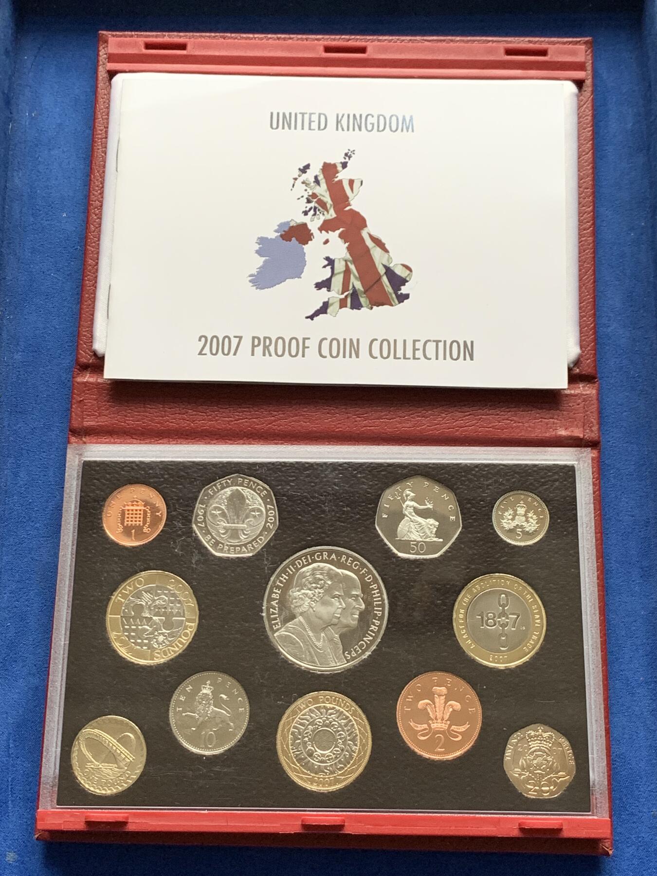 《竞宝斋》第284场- 周日，周一 2场连拍 （全场包邮） 英国2007年精致套币Proof 原盒证，带5镑伊丽莎白女王纪念币，封面附带原厂标识，品相极好