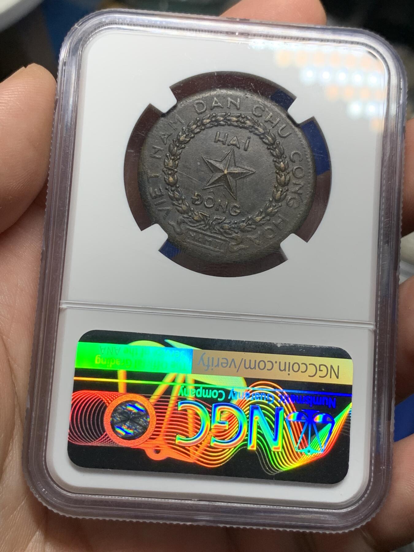 《竞宝斋》第284场- 周日，周一 2场连拍 （全场包邮） NGC AU55 1946年 越南民主共和国早期游击期2盾铜币 当时条件所限加上气候关系 好品难得 这枚全深打（看背面五角星）低评了