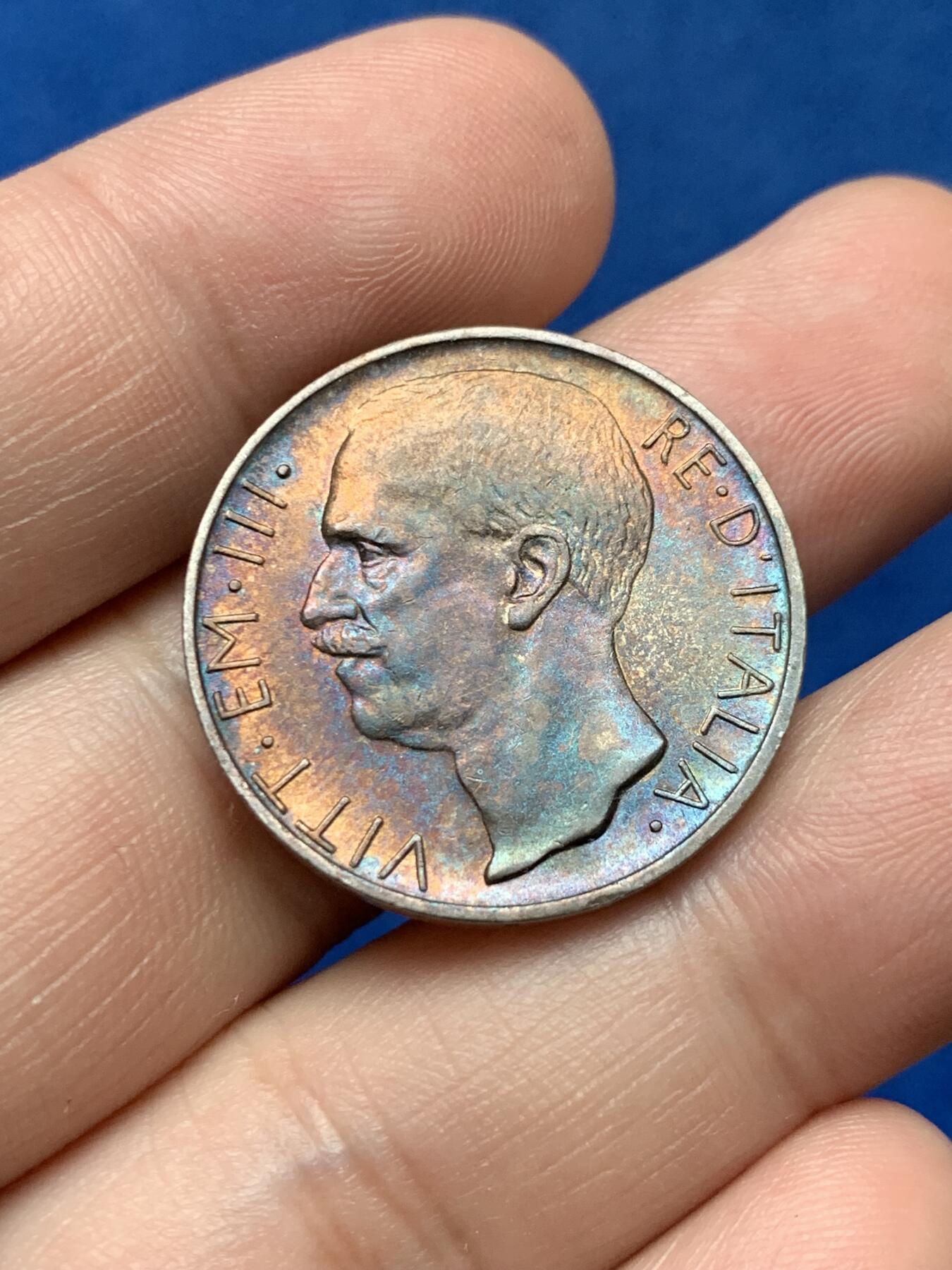 《竞宝斋》第284场- 周日，周一 2场连拍 （全场包邮） 1927年 意大利10里拉马车银币 无敌紫罗兰包浆 细节很好 这样的包浆十分罕见