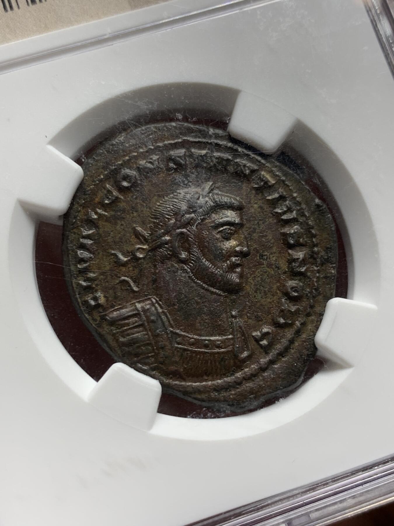 《竞宝斋》第284场- 周日，周一 2场连拍 （全场包邮） NGC Ch AU 古典币评级 打制5/5满分 表面状态3/5 古罗马305-306年君士坦提乌斯一世1富利大铜币，10g+大尺寸。在位仅15个月的奥古斯都，君士坦丁大帝的父亲。朗丁造币厂打造，也即今天的伦敦。