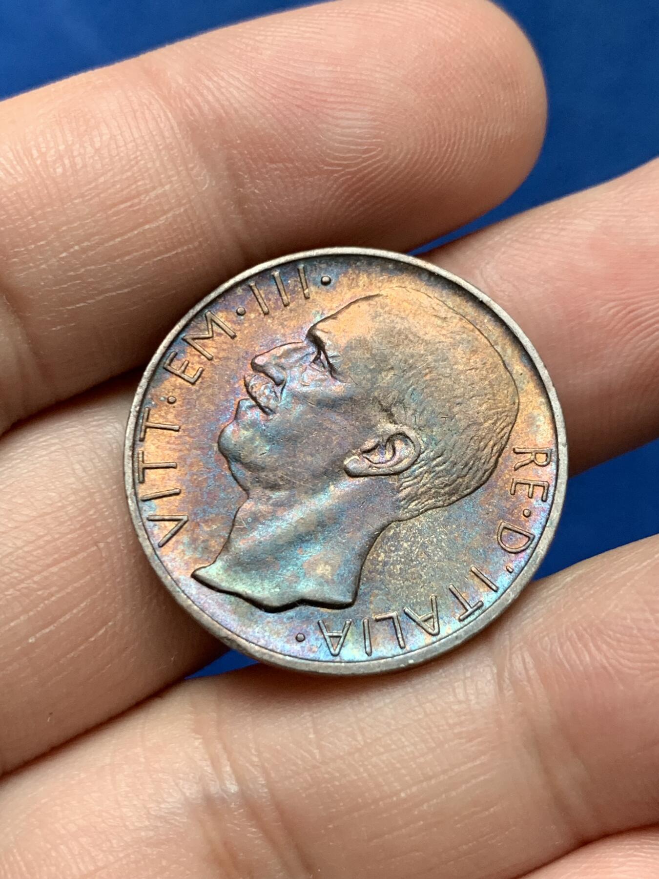 《竞宝斋》第284场- 周日，周一 2场连拍 （全场包邮） 1927年 意大利10里拉马车银币 无敌紫罗兰包浆 细节很好 这样的包浆十分罕见